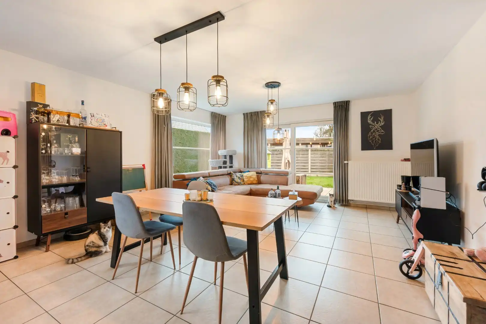 Instapklare halfopen woning met 2 slaapkamers en zonnige tuin in Dadizele-centrum foto {{pictureIndex}}