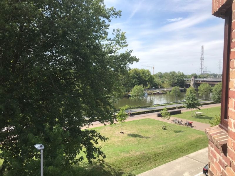 Rustig en zongeoriënteerd 3 slk appartement (153 m²), terras met een groen en weids uitzicht over het Kanaal Gent-Oostende, kelder met private autostaanplaats - op wandelafstand van AZ Sint Jan Campus en op 3 km  van het centrum van Brugge. foto 3