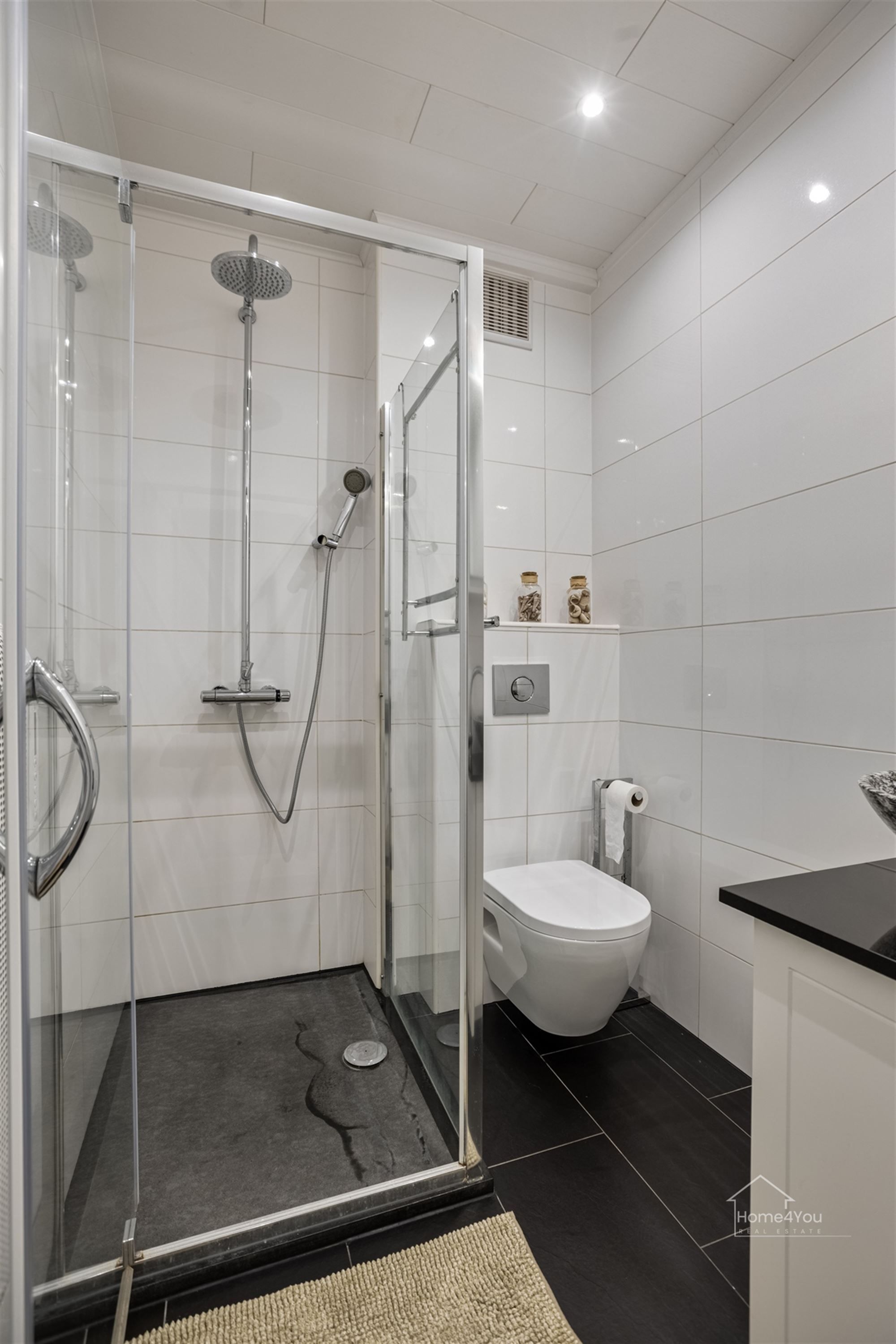 Mooie opgefriste bemeubelde studio met 1 slaapkamer op gelijkvloers op 50 meter van strand en dijk. foto 13