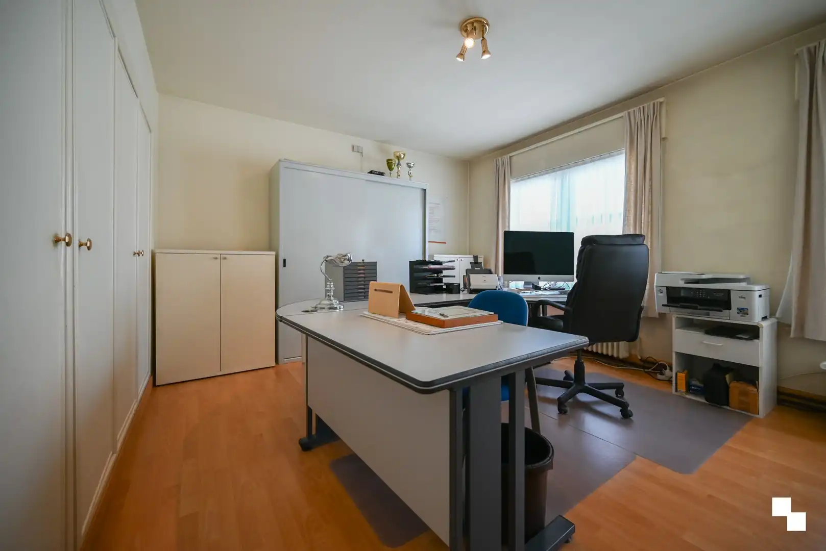 Ruime gezinswoning met vier slaapkamers, garages en extra naastliggend perceel foto 22