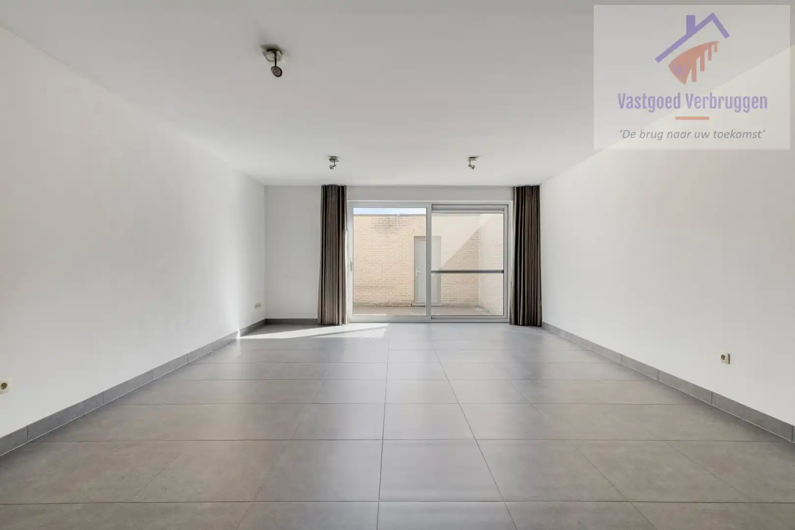 Modern recent gelijkvloers appartement met zuidgericht terras, zonnepanelen en garagebox in hartje Nieuwerkerken foto 3