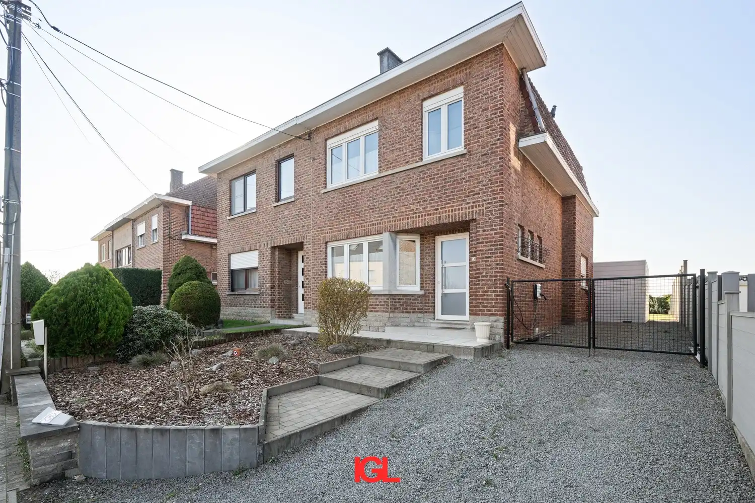 Moderne 3-gevelwoning te koop foto {{pictureIndex}}