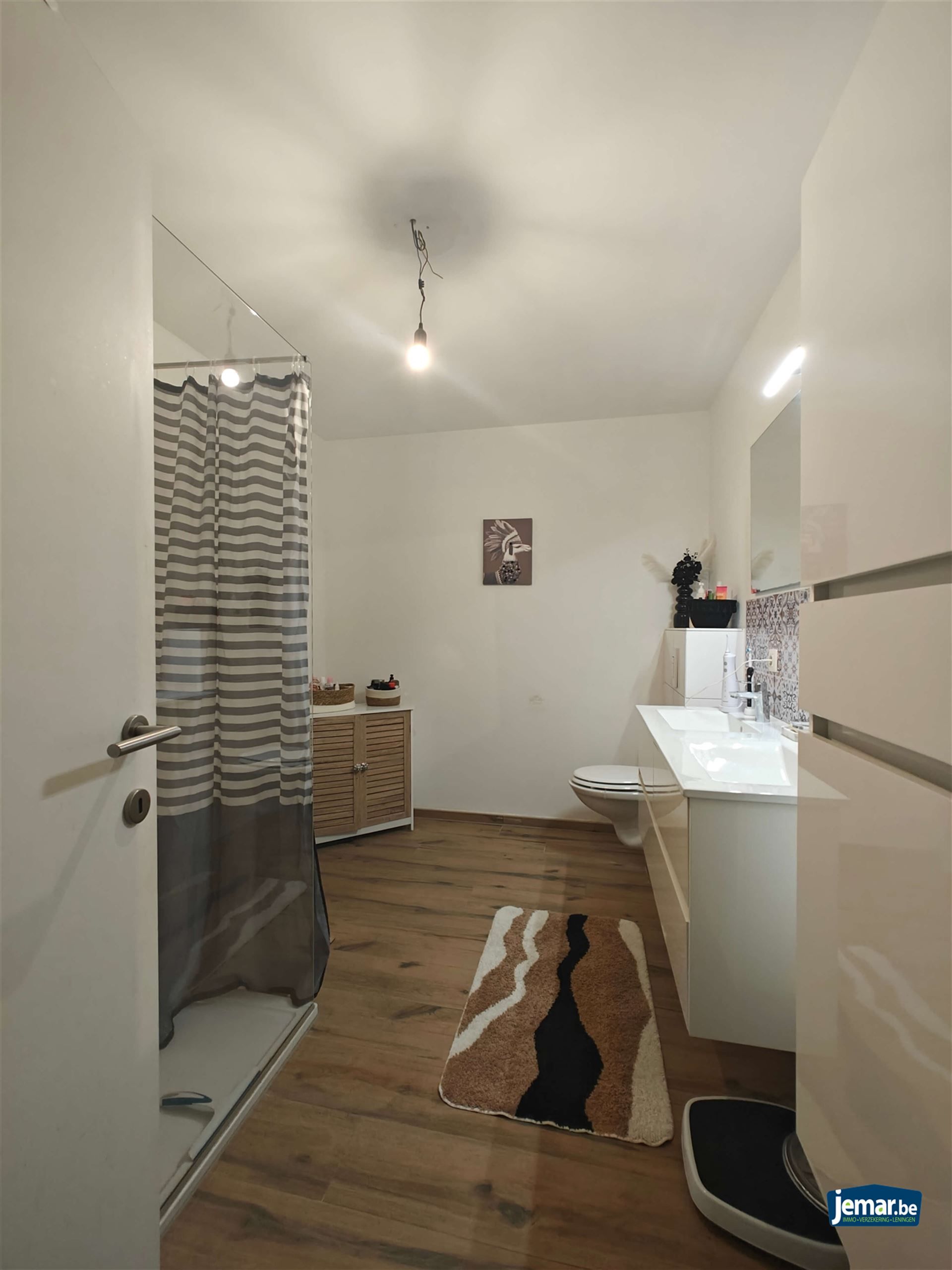 Woning met 5 slaapkamers, 2 badkamers en een grote garage foto 11