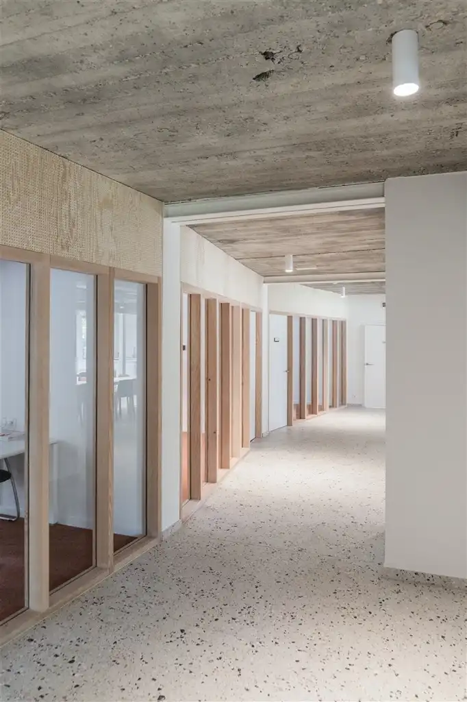 Single tenant gerenoveerd kantoorgebouw van 890m² foto 4