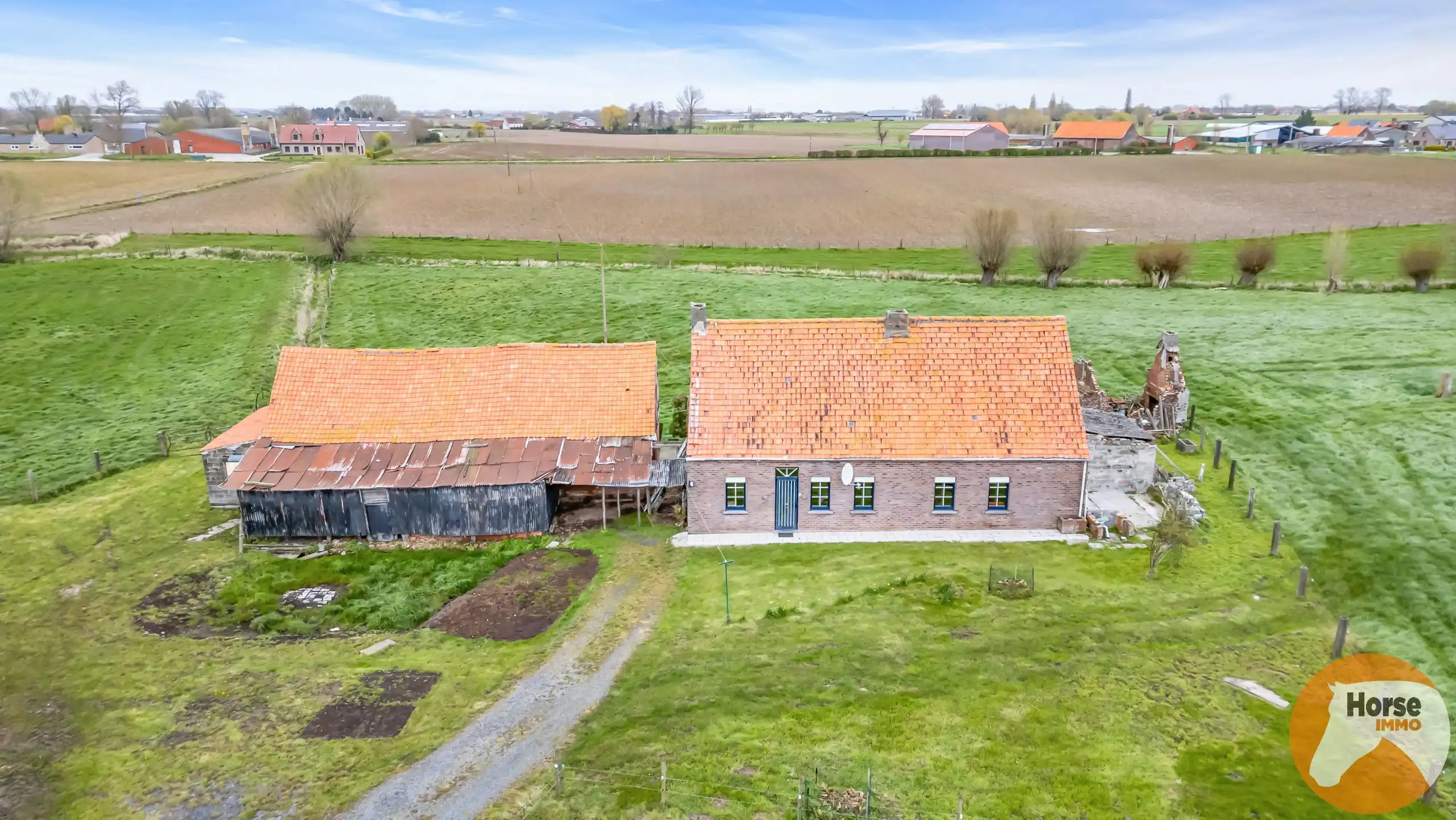 HOOGLEDE - Uitzonderlijke hoevesite op 4 ha in groene vallei foto 4