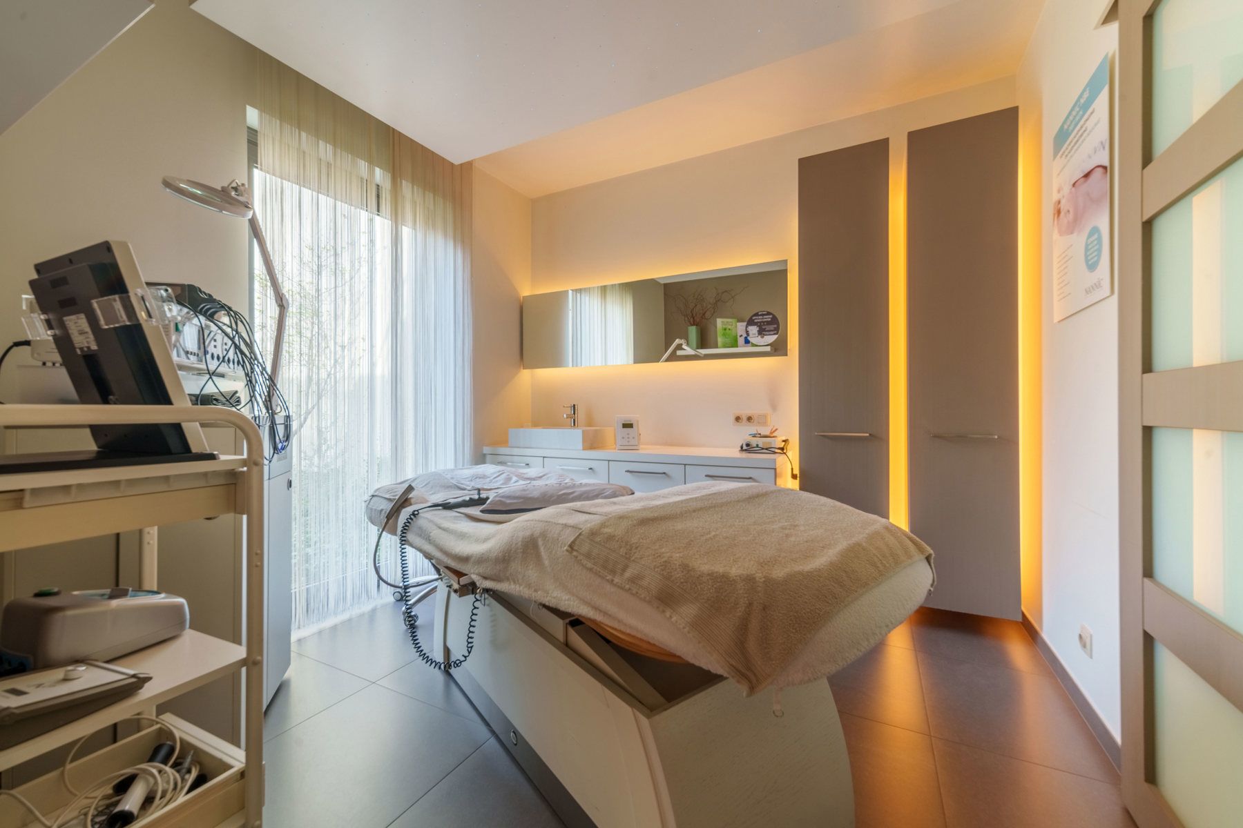 Instapklaar en veelzijdig pand momenteel, perfect ingericht voor het uitbaten van een schoonheidsinstituut.  foto 6