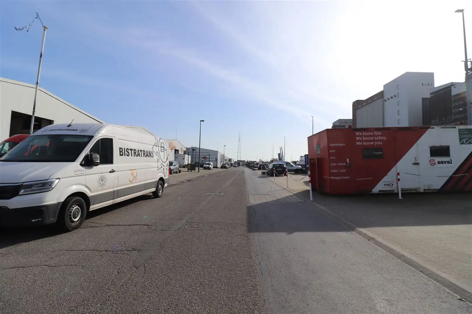 KMO-unit met kantoor en parking foto 16