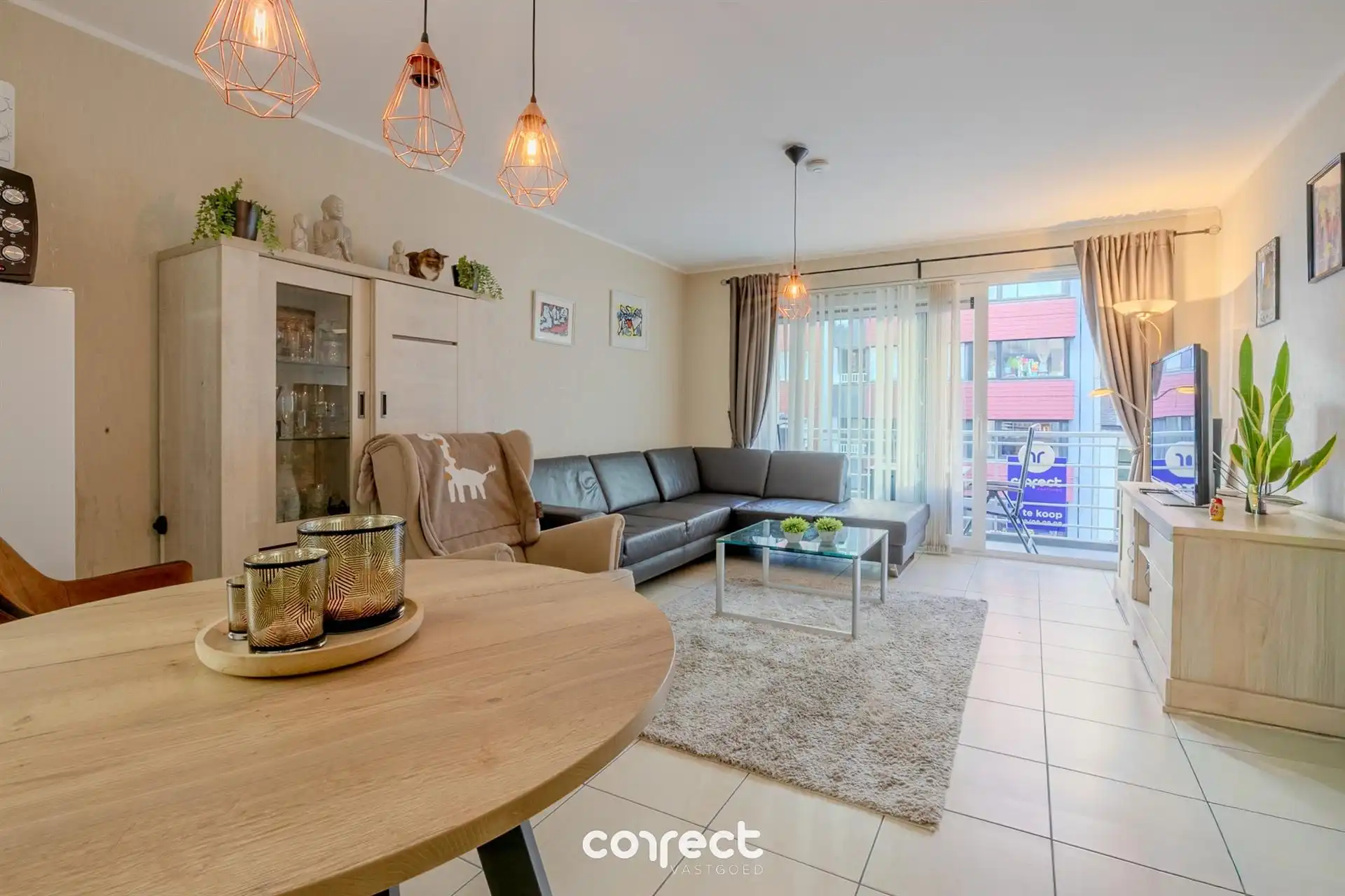 Centraal gelegen, recent , instapklaar gemeubeld appartement met 2 terrassen. foto 2