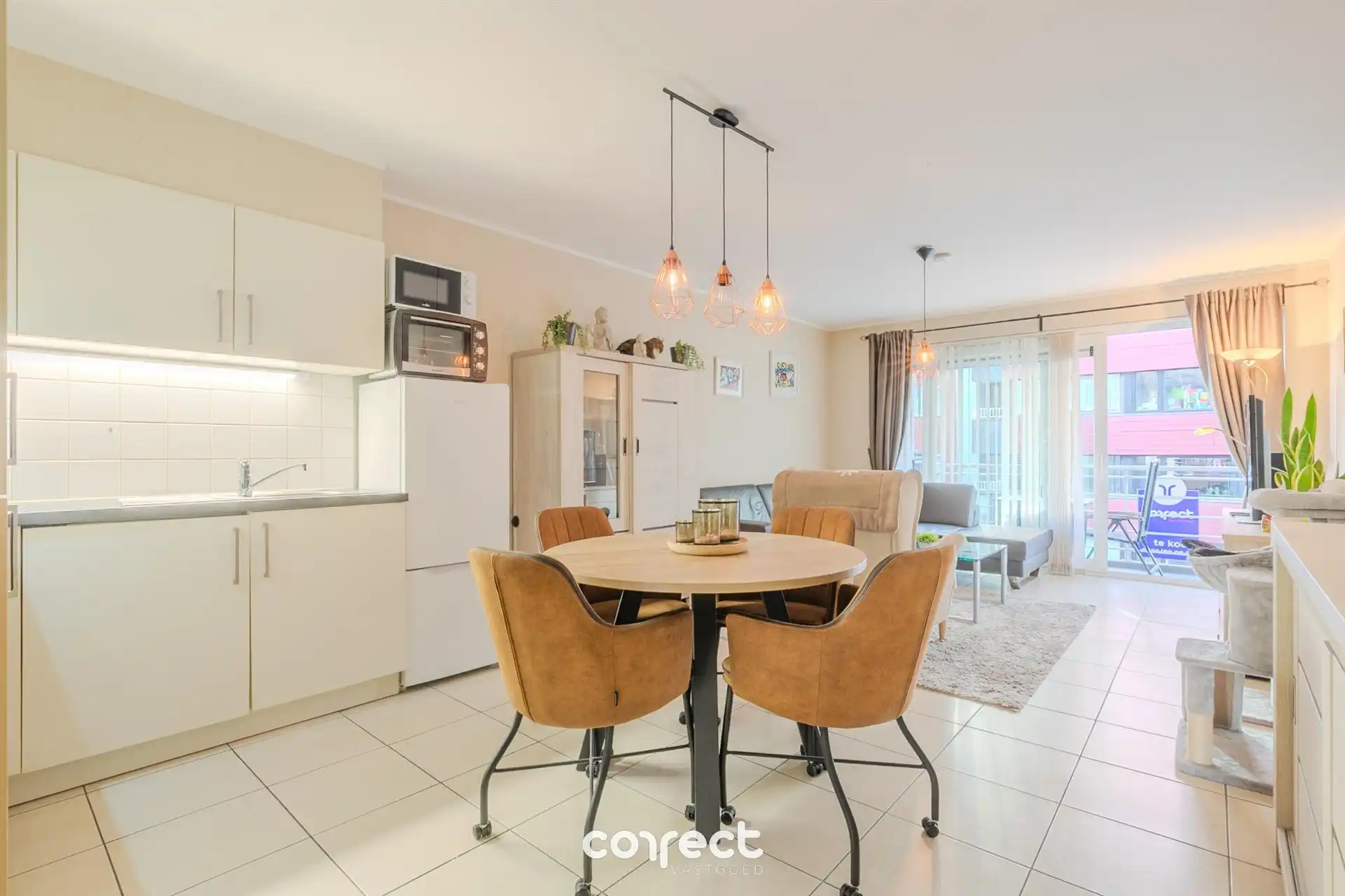 Centraal gelegen, recent , instapklaar gemeubeld appartement met 2 terrassen. foto 2