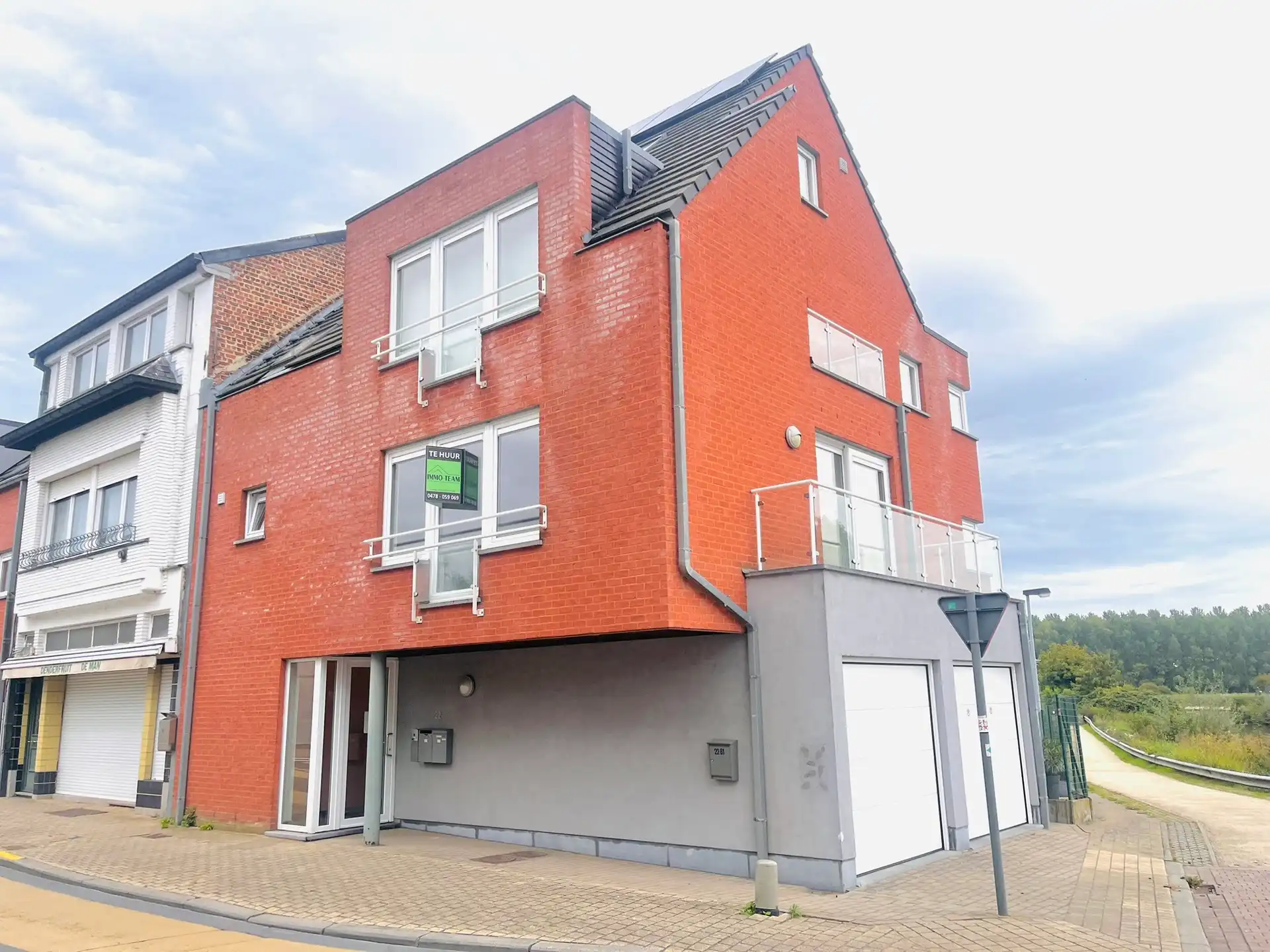RUIM APPARTEMENT MET TERRAS EN ZICHT OP DE DENDER. foto {{pictureIndex}}