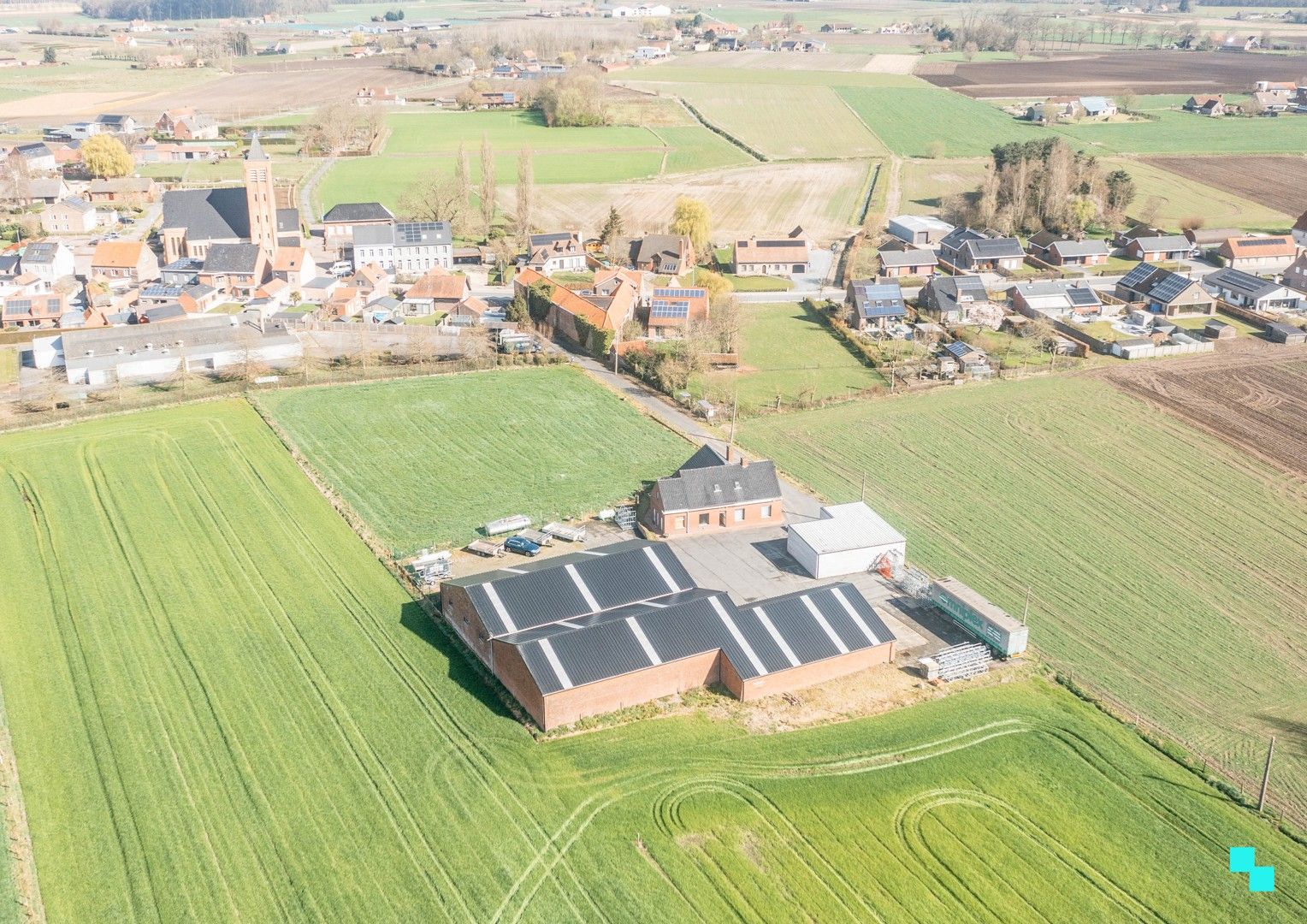 Landelijk gelegen woning met diverse loodsen foto 3