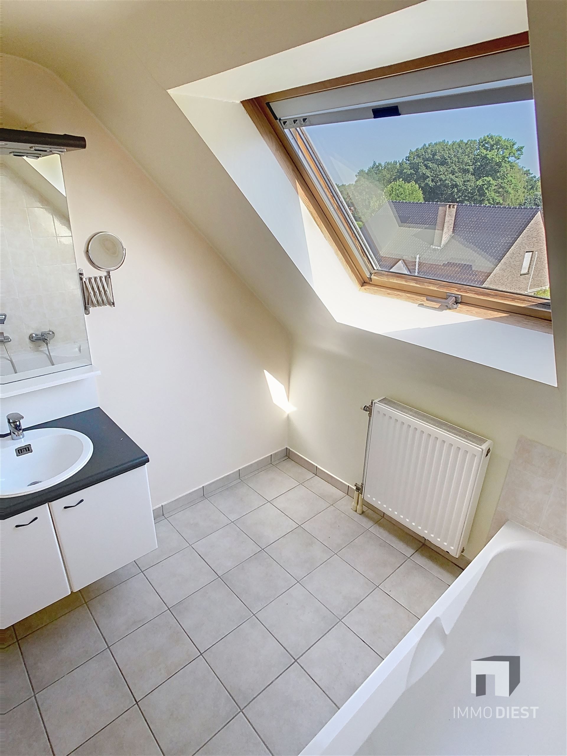 Triplex met 2 slaapkamers en inpandige garage foto 15