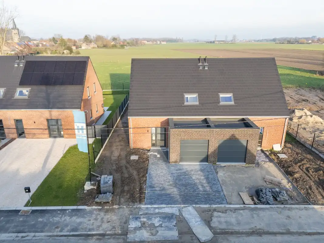 2 nouvelles maisons avec garage à Saint-Léger foto {{pictureIndex}}