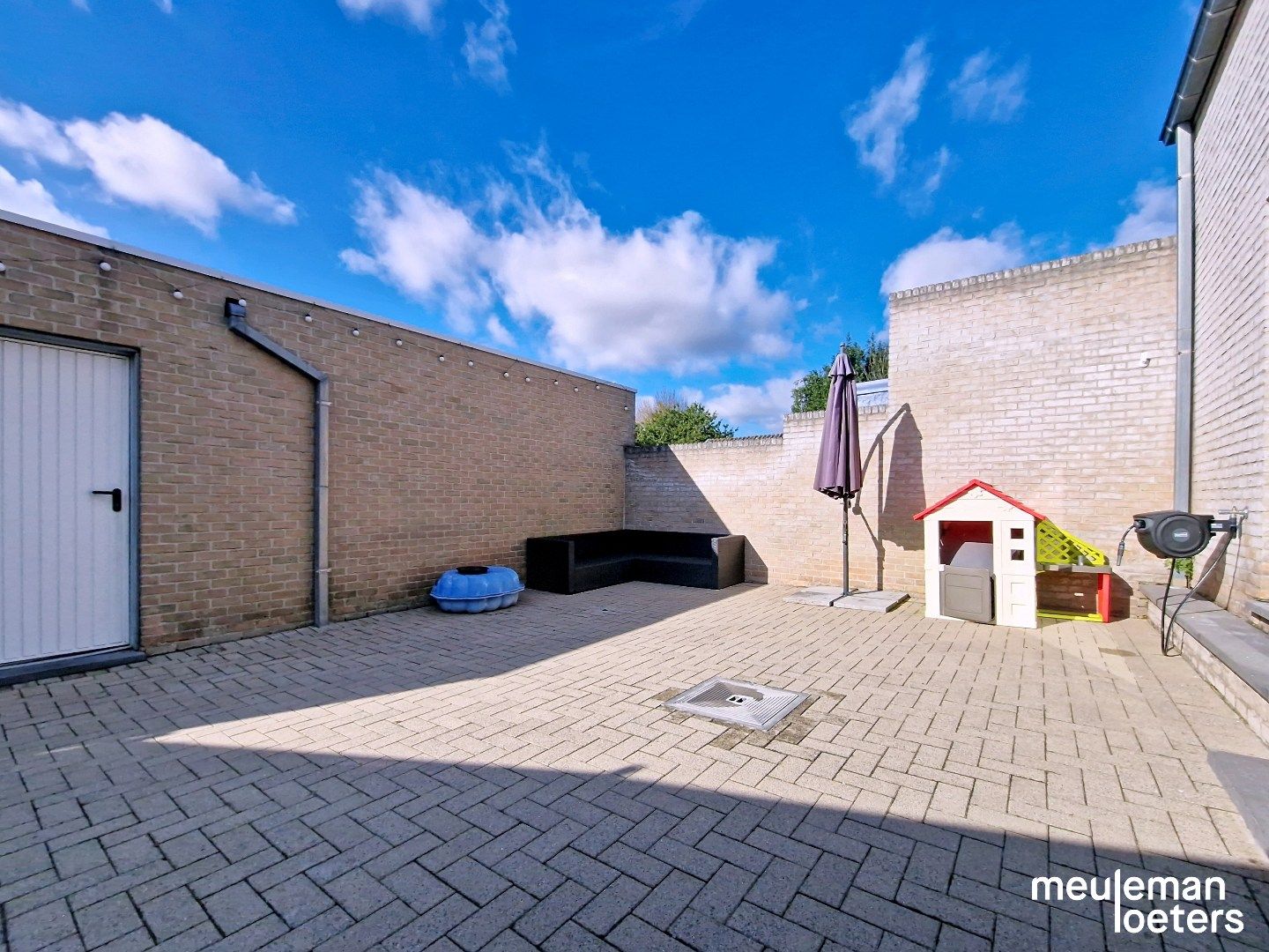 Ruime  halfopen woning met twee garages foto 3