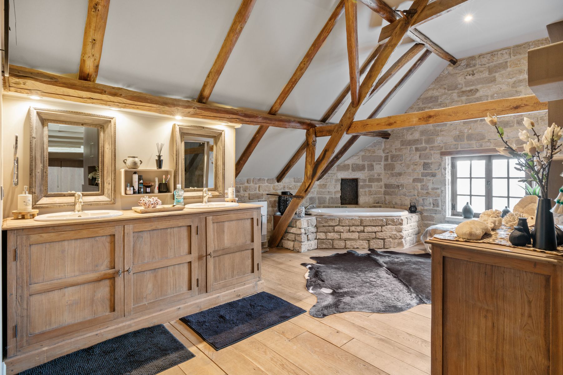 Gerenoveerde hoevewoning met praktijk en paardenstallen.  foto 22