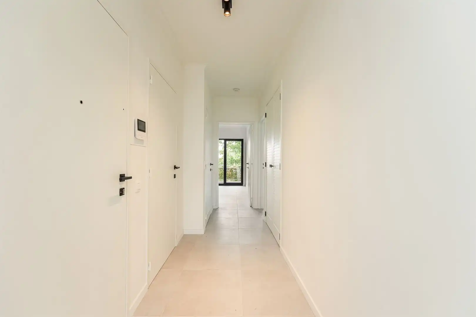 Gerenoveerd appartement met terras foto 9