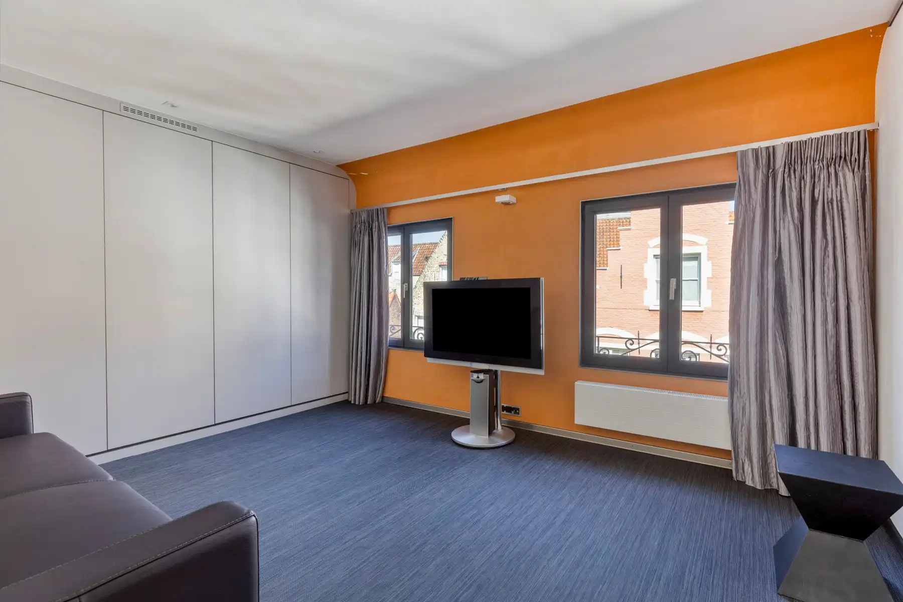 Gerenoveerde (2010) burgerwoning met dubbele garage foto 13