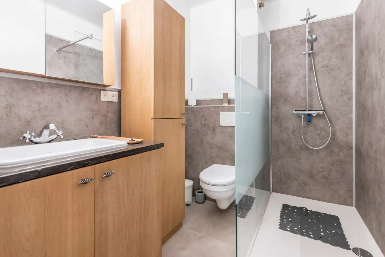 Ruim gelijkvloersappartement met 7,5m gevelbreedte en met binnenkoer 50m² gelegen vlakbij de Dumortierlaan foto 11