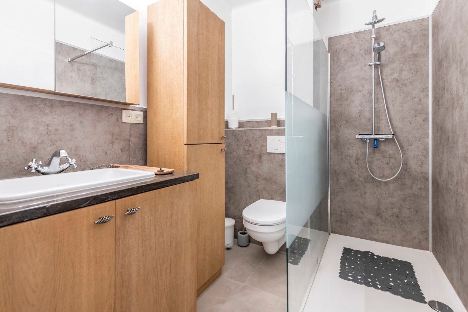 Ruim gelijkvloersappartement met 7,5m gevelbreedte en met binnenkoer 50m² gelegen vlakbij de Dumortierlaan foto 11