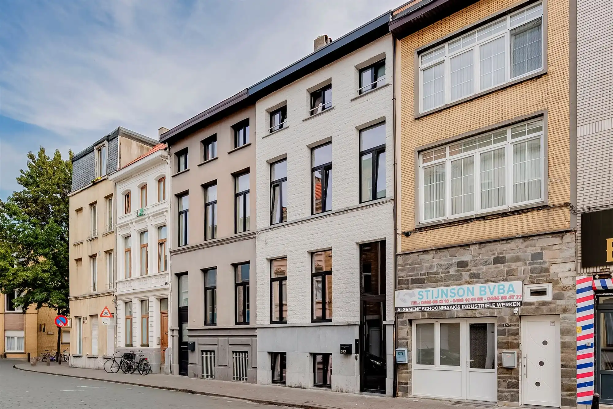 Volledig gerenoveerde stadswoning met praktijkruimte foto 18