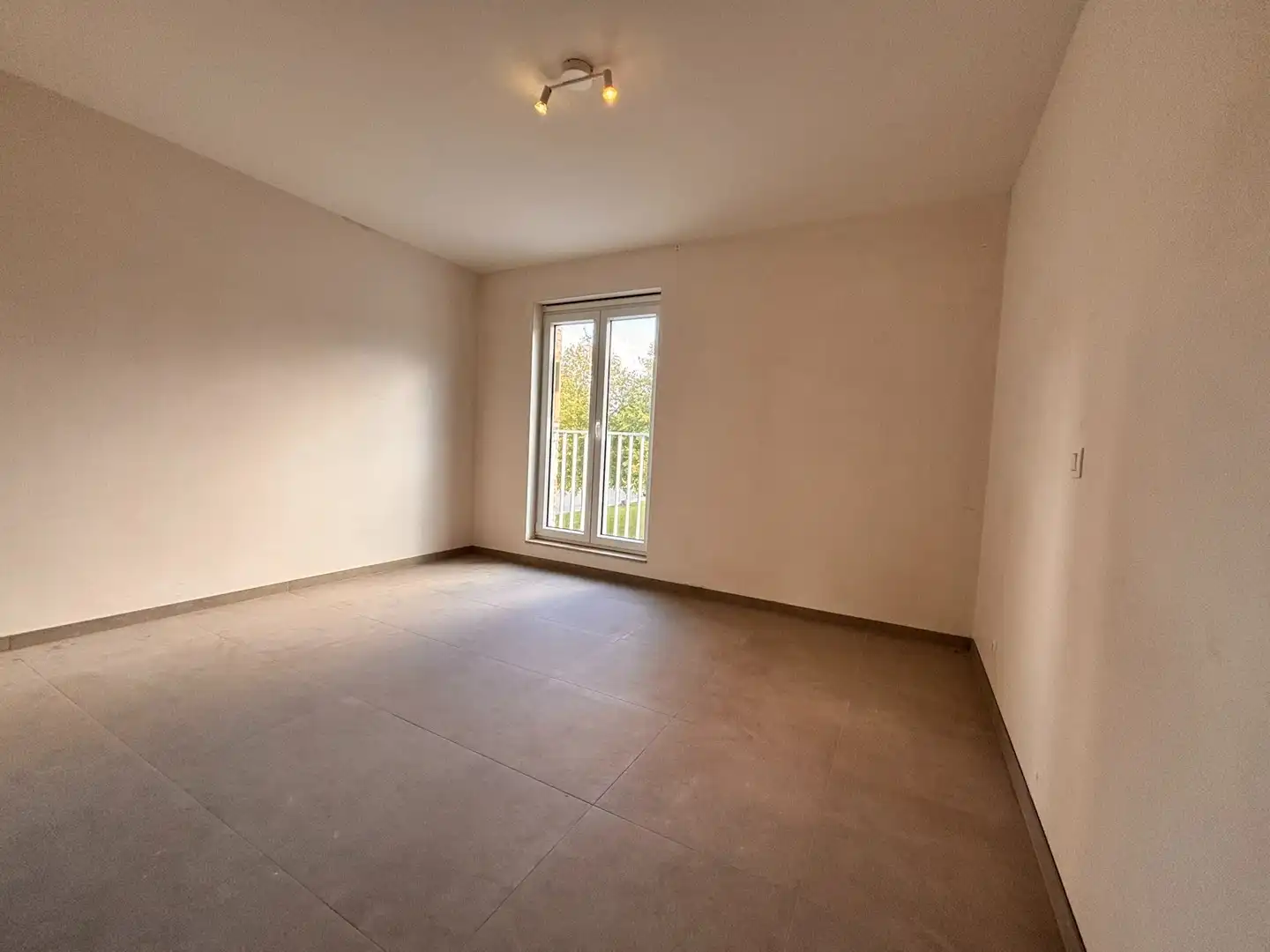 Ruim tweeslaapkamerappartement met terras en garage foto 7