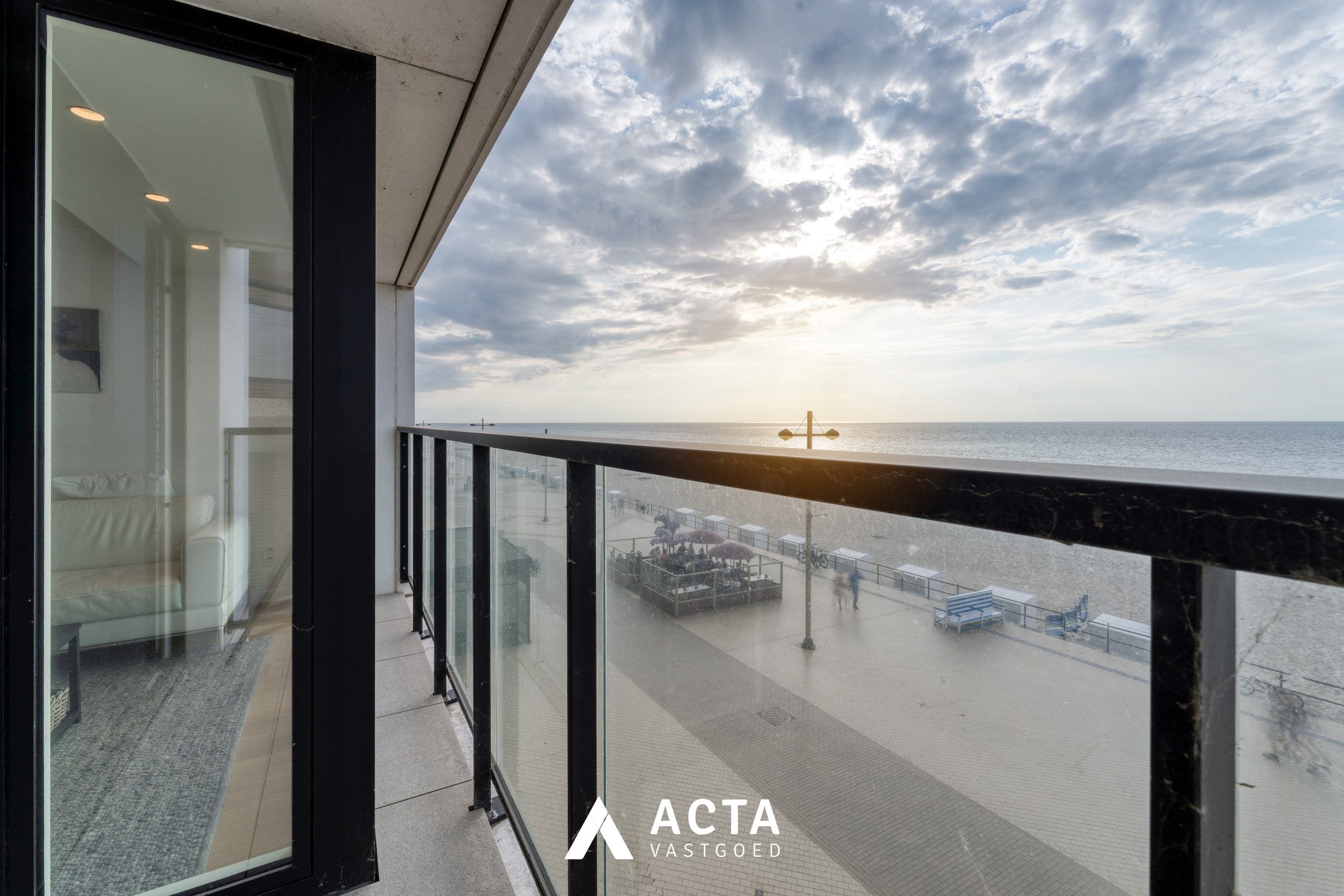Gerenoveerd drie-slaapkamerappartement op de Zeedijk van Middelkerke foto 3
