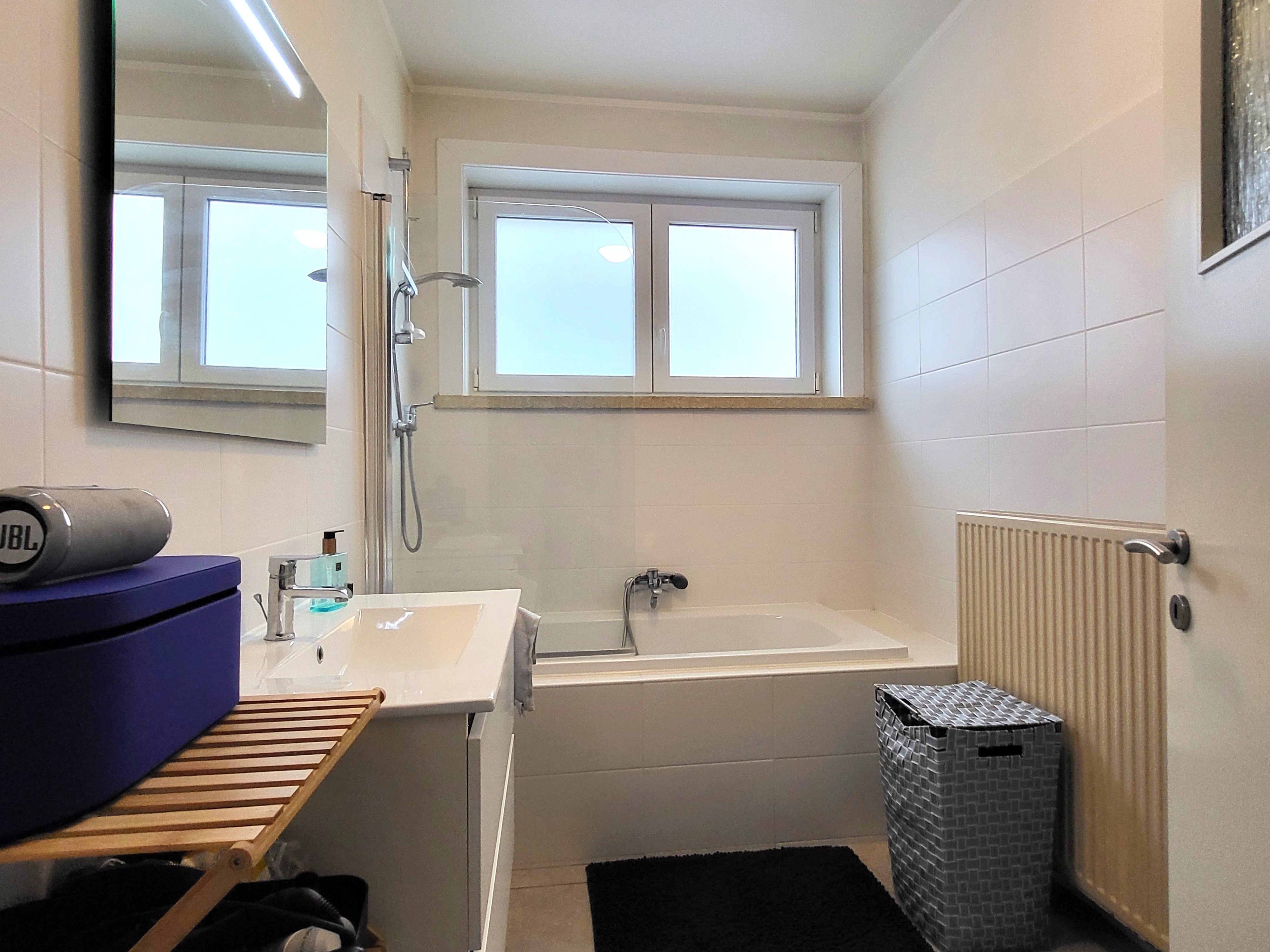 Prachtige koppelwoning met zonnige oprit/ terras, garage en 2 autostaanplaatsen.  foto 16