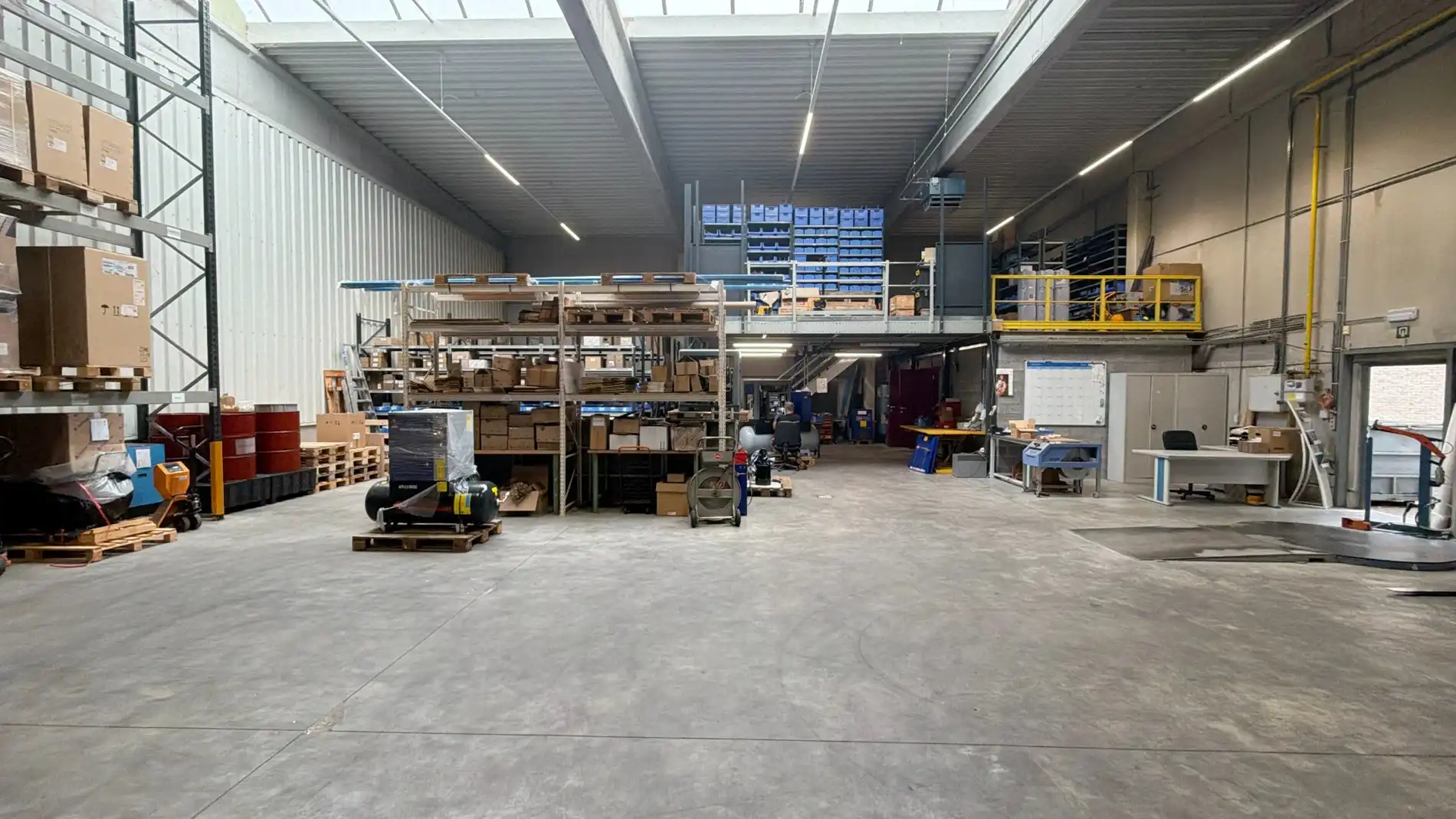 Magazijn met kantoorruimte te huur vlakbij A12 in Schelle foto 4