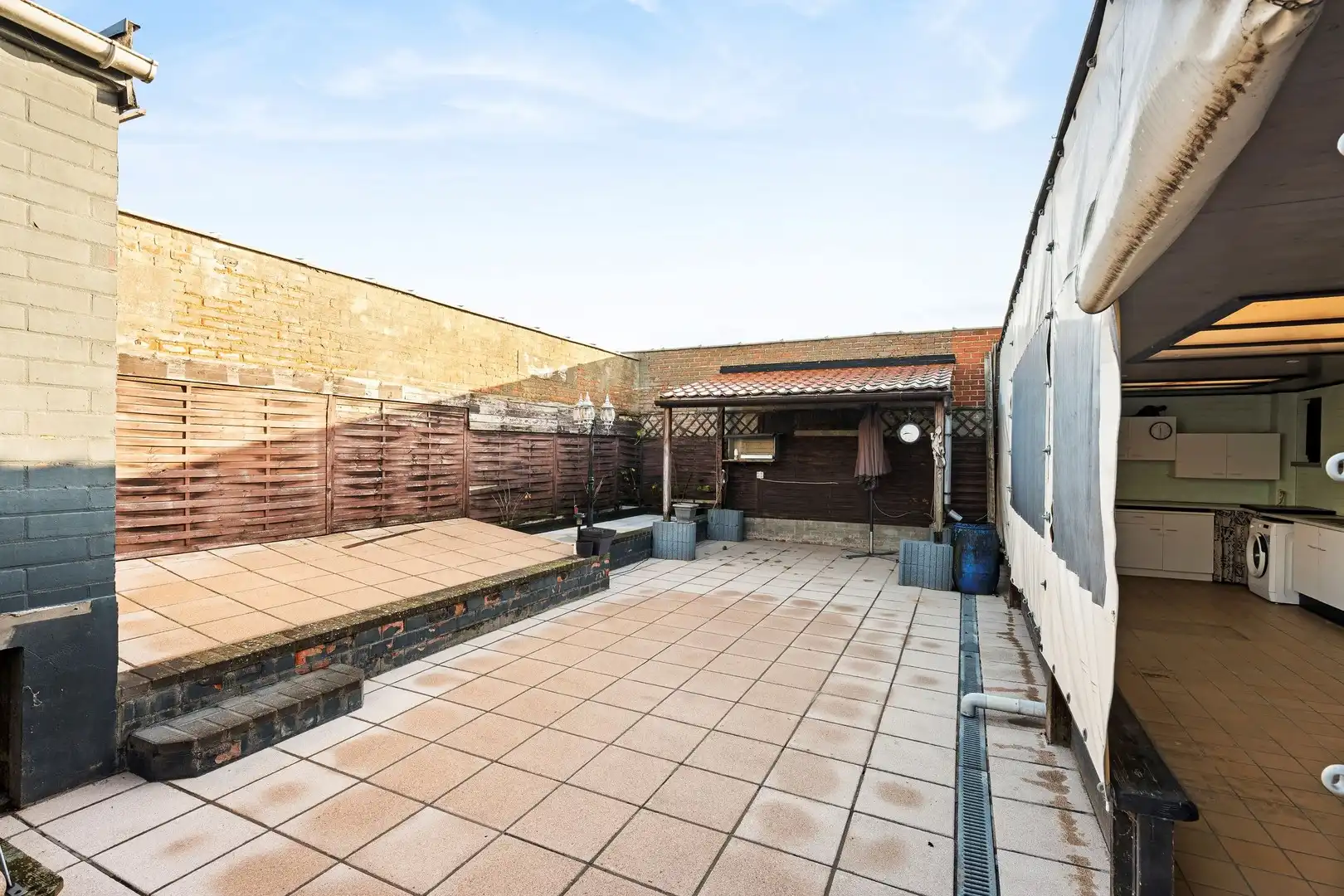 Vrijstaande woning in tweede lijn met 2 kamers op het gelijkvloers en voldoende stockageruimte en gesloten garage van 40m² foto 2