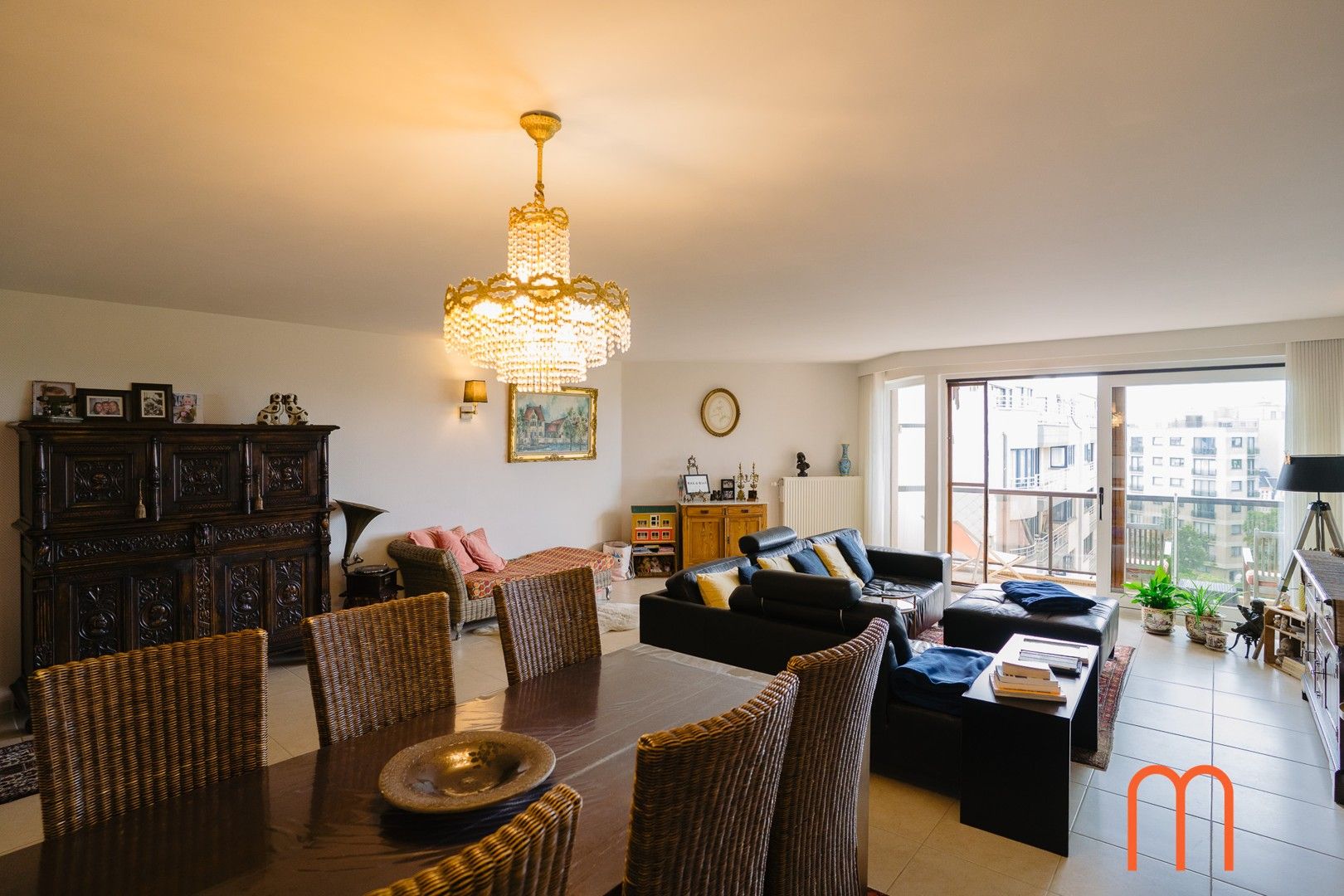 Heel ruim, residentieel appartement te koop met prachtig zicht op het Prinses Stefanieplein en de tennis van Oostende. foto 2