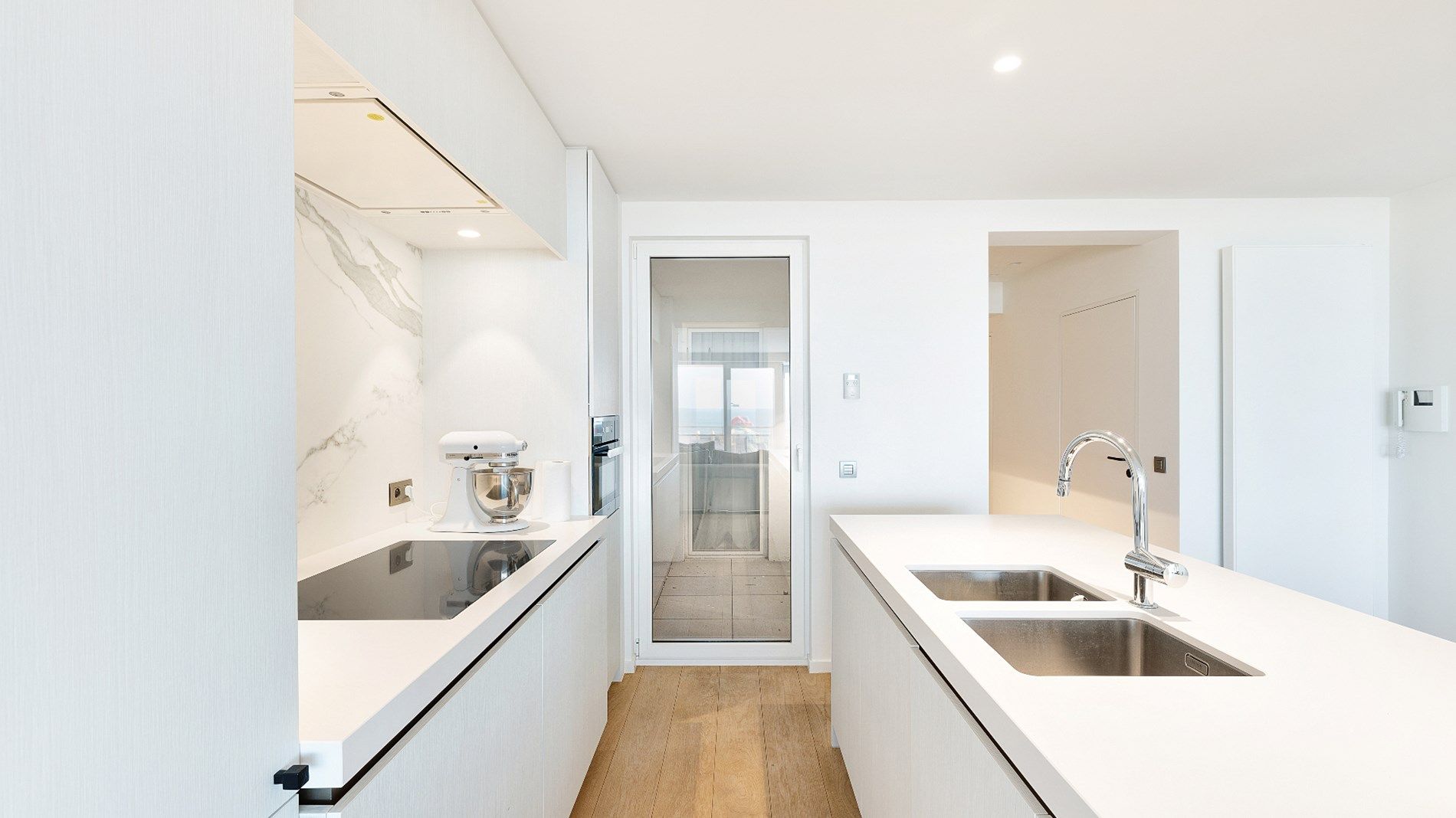 Prachtig gerenoveerd appartement met breed frontaal zeezicht, vlakbij het Albertplein foto 8