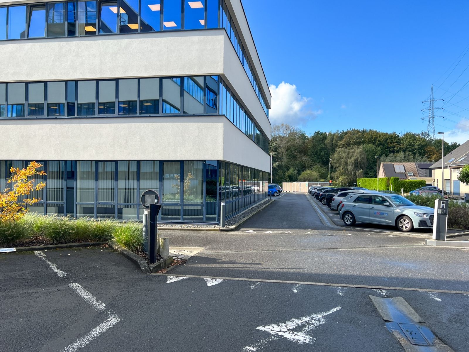 Ruime & lichtrijke kantoorruimtes te huur te Merelbeke/ Gent foto {{pictureIndex}}