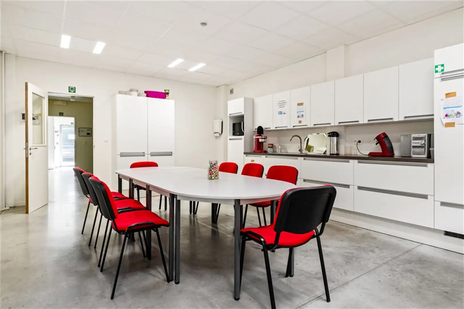 Magazijn met kantoren te koop langs R4 in Merelbeke-Melle foto 20