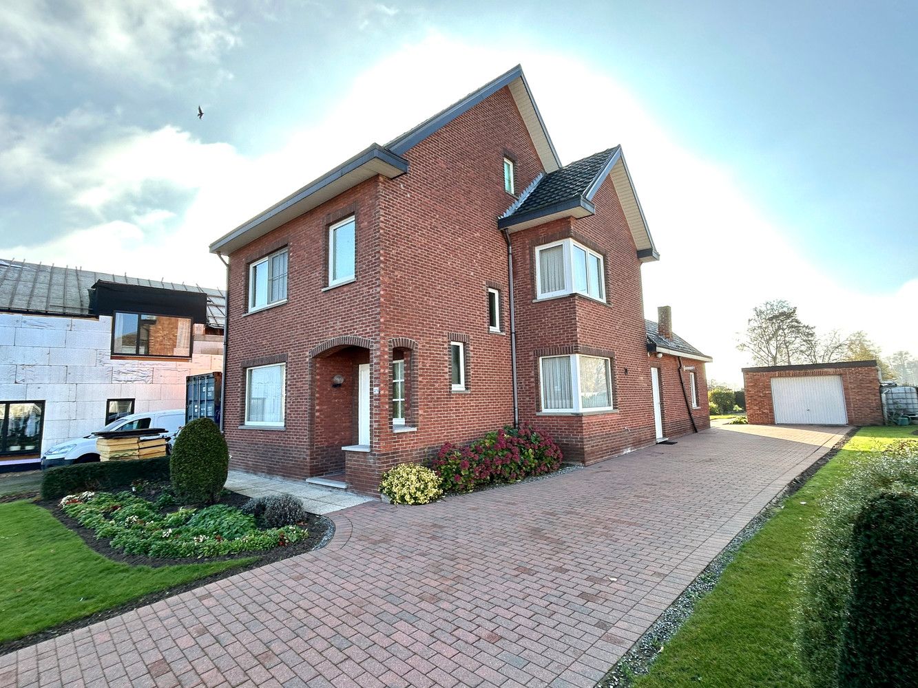 Hoofdfoto van de publicatie: Degelijke, te renoveren half open bebouwing op ruim perceel.