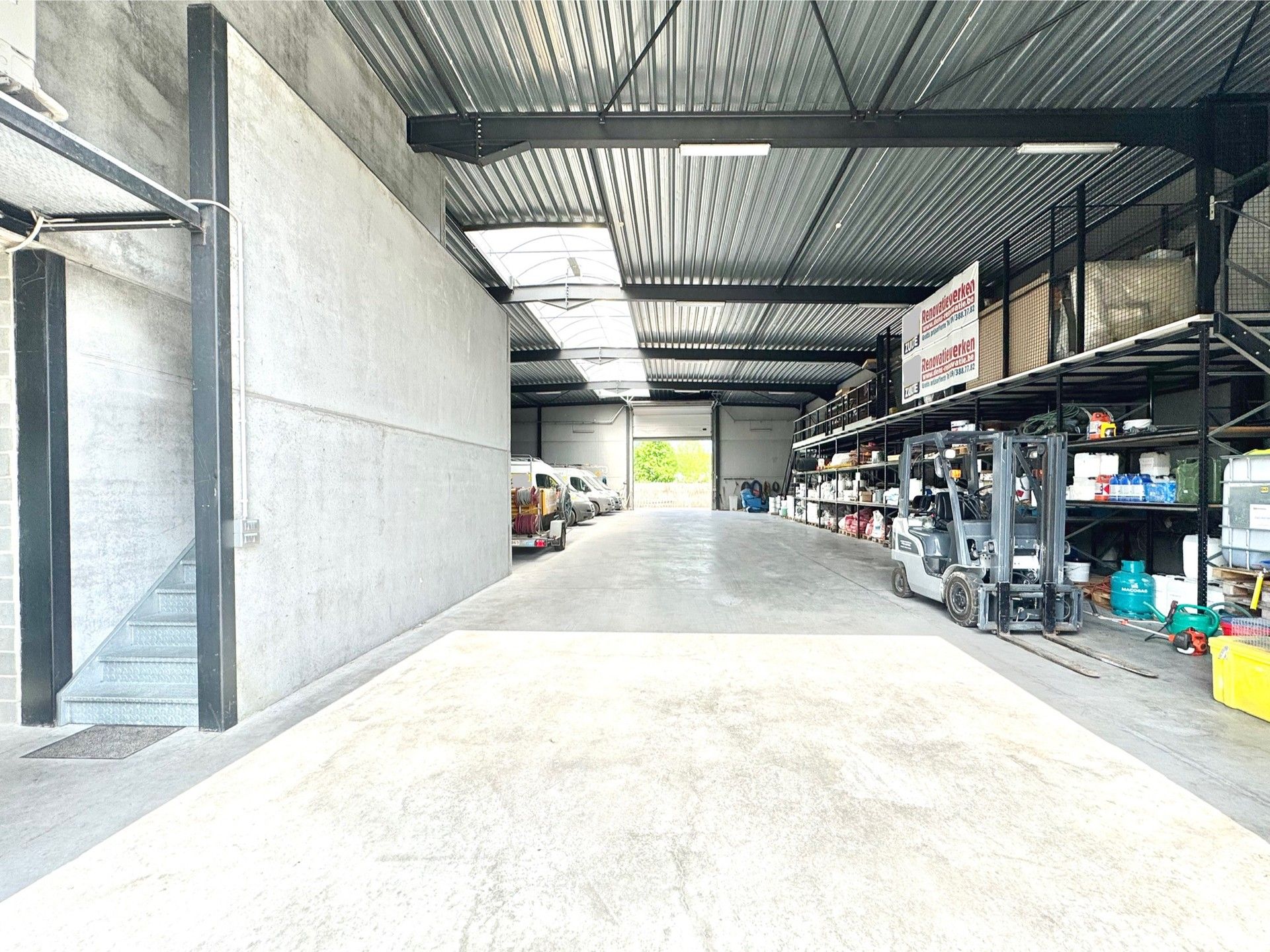 MAGAZIJN MET BURELEN IN KMO ZONE INDUSTRIE foto 35