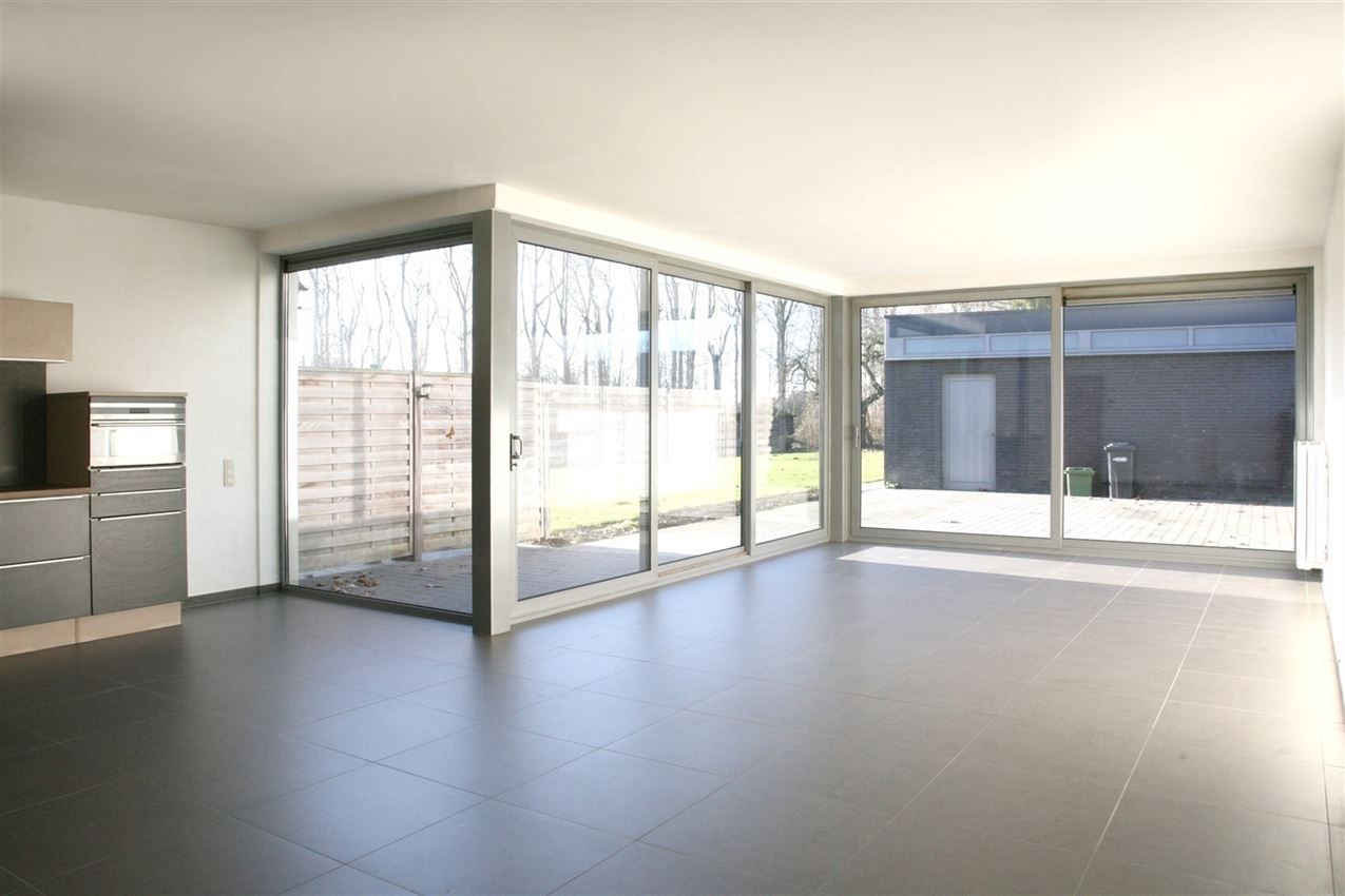 Gelijkvloers appartement met lichtrijke leefruimte, terras en garage foto 4
