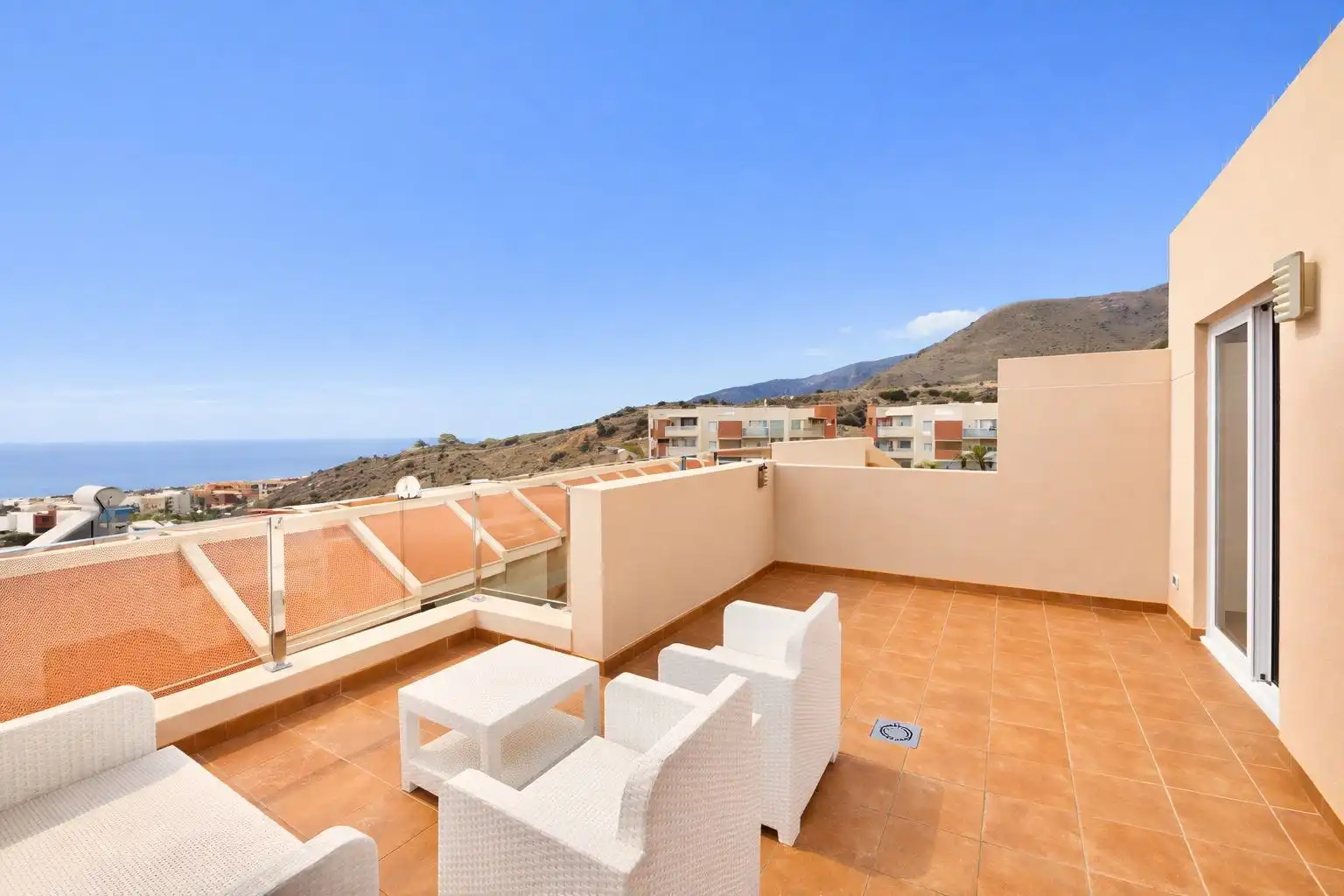 Charmante hoekwoning met zeezicht en dakterras  foto 23