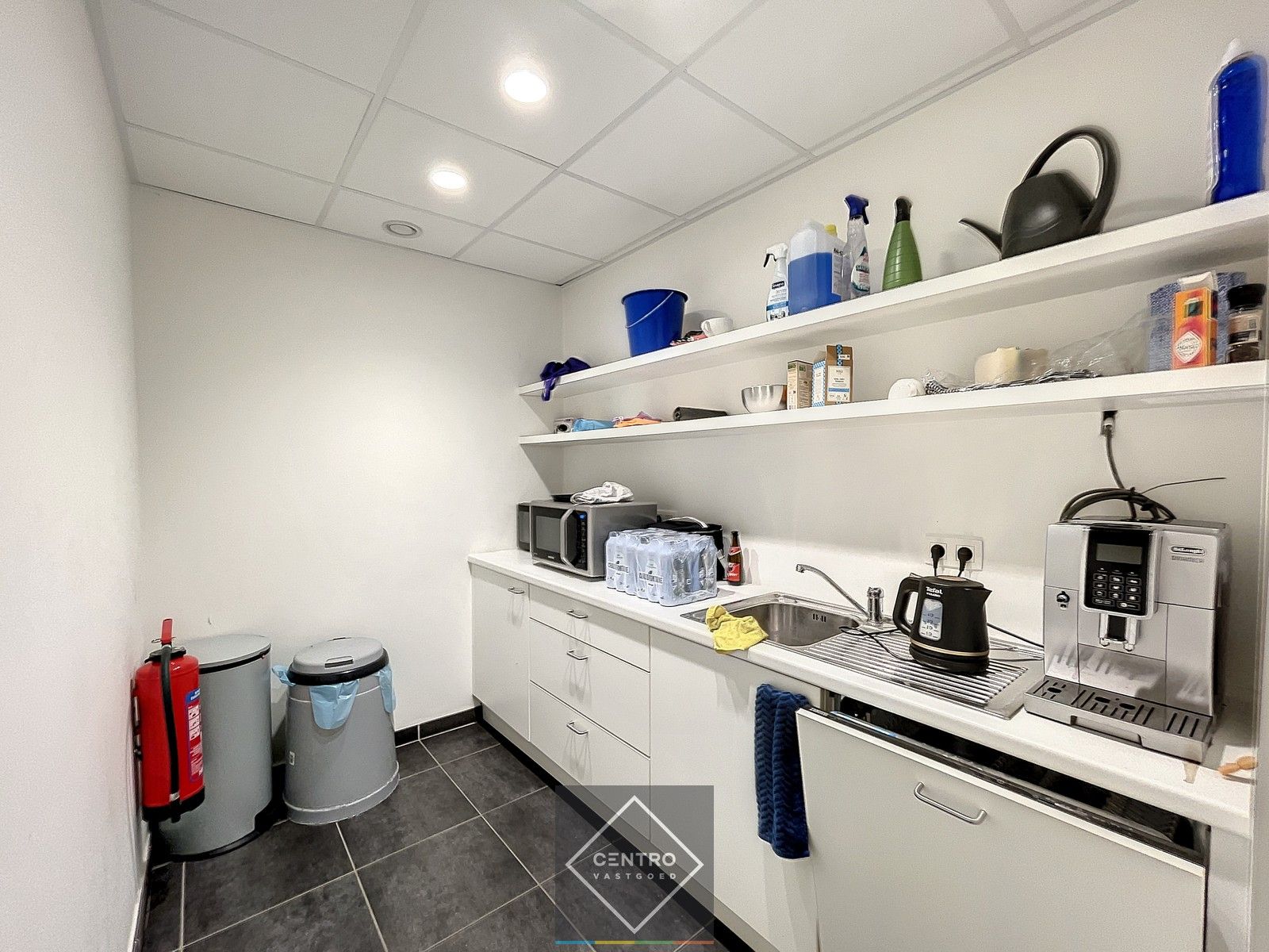 Instapklaar BEDRIJFSGEBOUW bestaande uit MAGAZIJNEN (2.685m²) met 2 LAADKADEN en instapklare KANTOREN (600m²) op industriezone "Herdersbrug" te Brugge foto 8