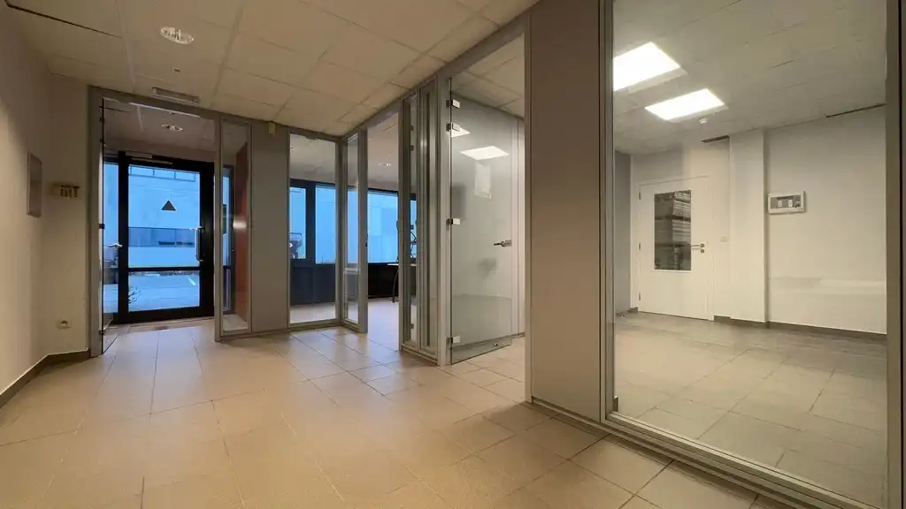 Kantoor met klein magazijn te huur aan The Loop in Gent foto 3
