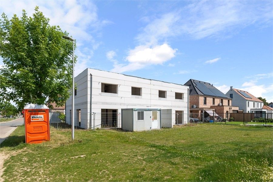 CASCO HALFOPEN BEBOUWING IN MODERNE STIJL MET CARPORT IN ALKEN foto 3