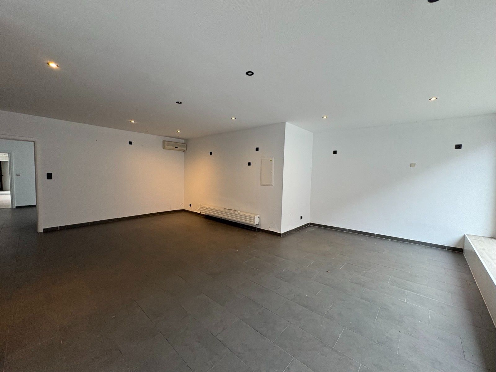 🏠 Vernieuwde gezinswoning met handelsgedeelte – renovatie 2022 foto 3