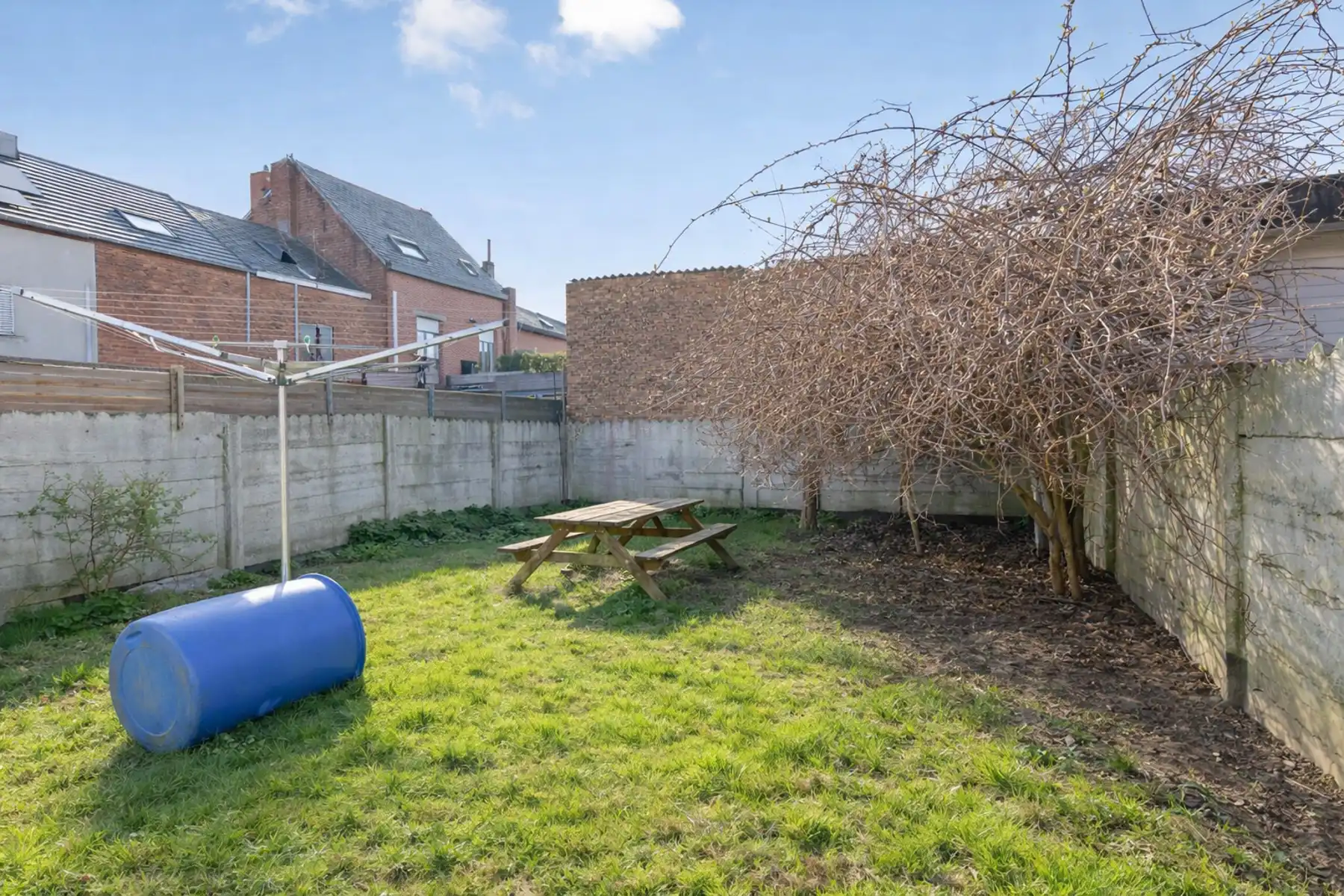 Woning met 4 slaapkamers, tuin en grote garage/magazijn  foto 9