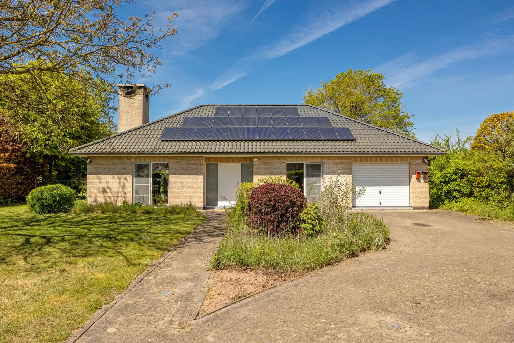 Vrijstaande villa met kantoor op prachtig perceel (6.708m²)! foto {{pictureIndex}}