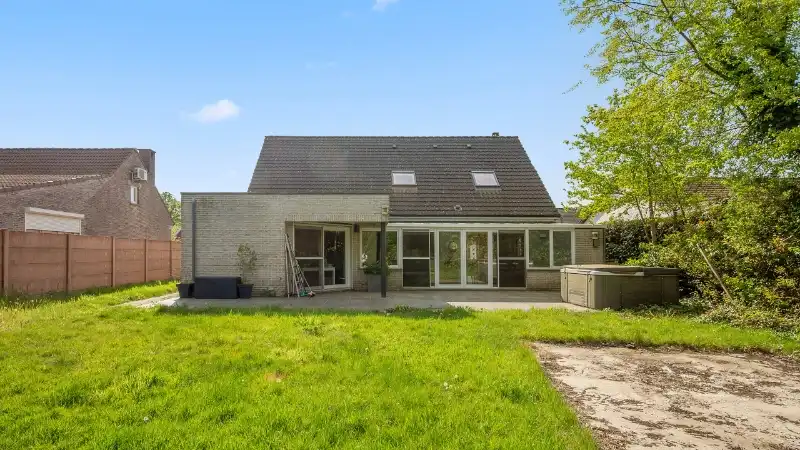 Villa van 265m² op 15 are met kantoor-praktijkruimte van 25m² en 3 slaapkamers foto 2