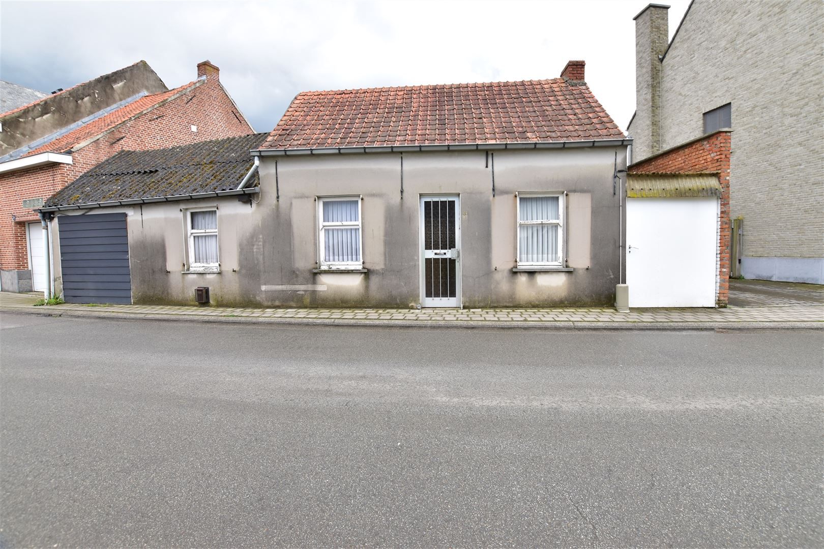 Hoofdfoto van de publicatie: Te renoveren woning gelegen in het landelijke Moerzeke.
