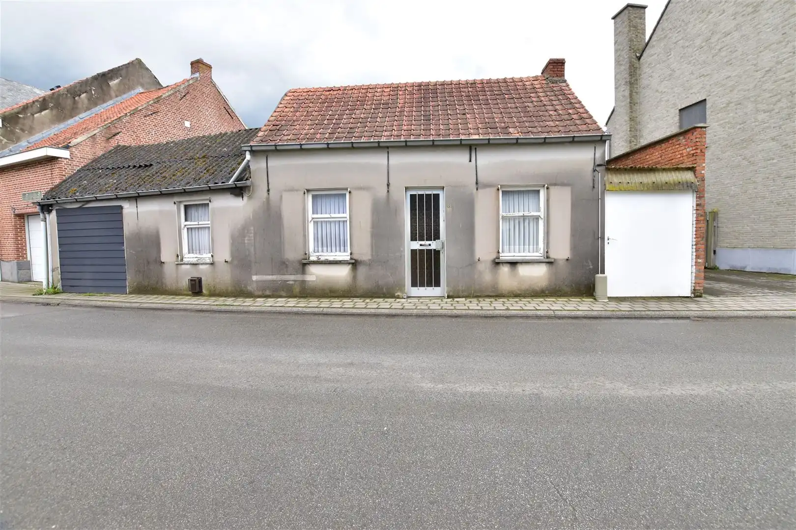 Hoofdfoto van de publicatie: Te renoveren woning gelegen in het landelijke Moerzeke.