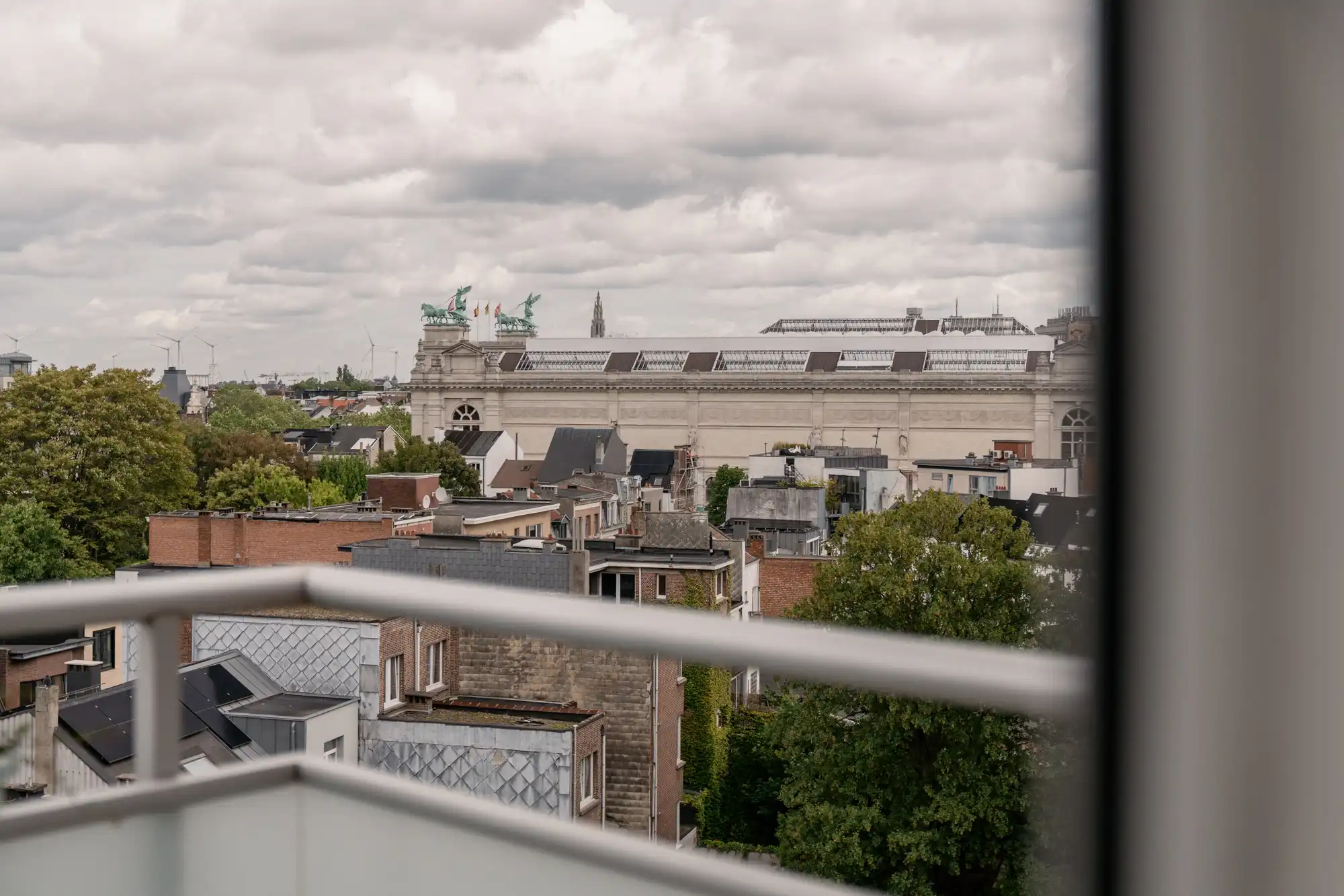Een architecturaal penthouse met zicht op groene kruinen en het Koninklijk Museum van Schone Kunsten foto 18
