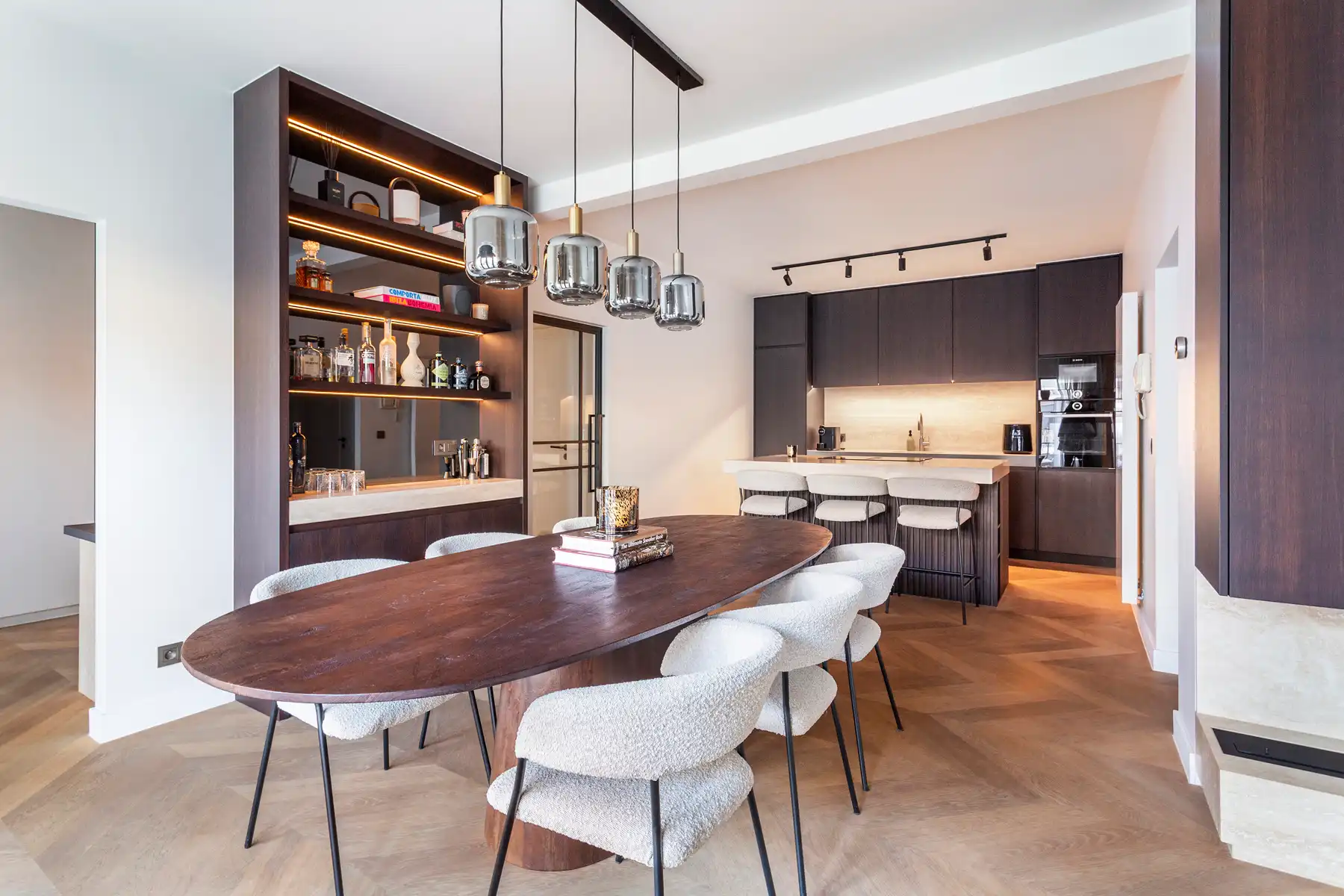 Elegant gerenoveerd appartement met terras foto 13