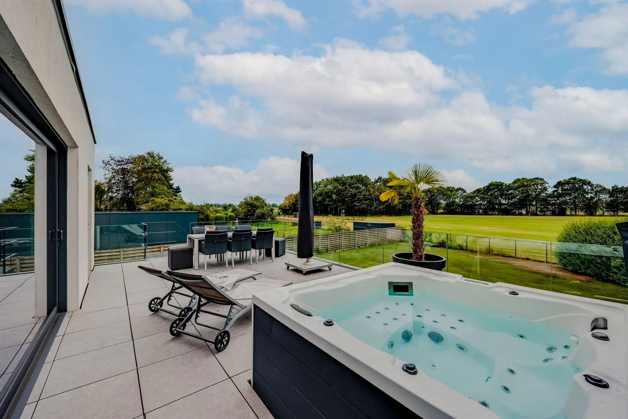 Exclusieve villa met 4 slaapkamers, 4 badkamers en luxueuze multifunctionele kelder op een toplocatie in Kalmthout! foto 11
