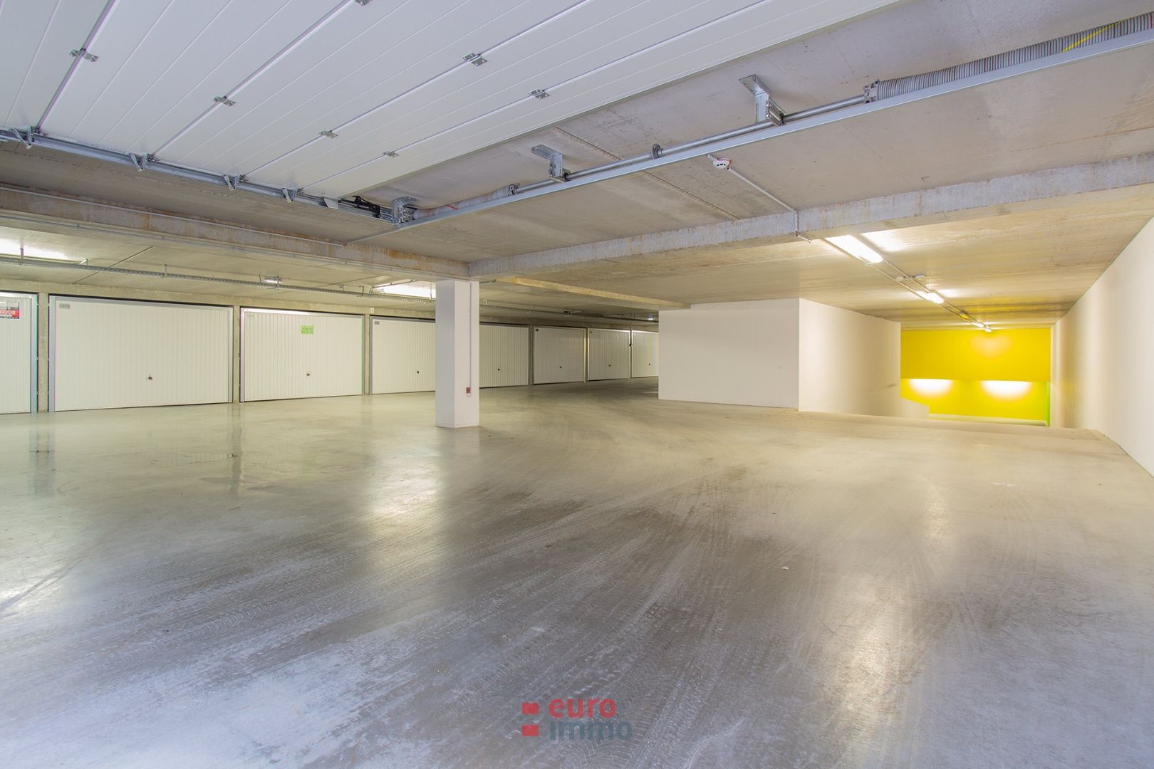 Ruime garagebox in modern complex aan het cultureel centrum foto 4
